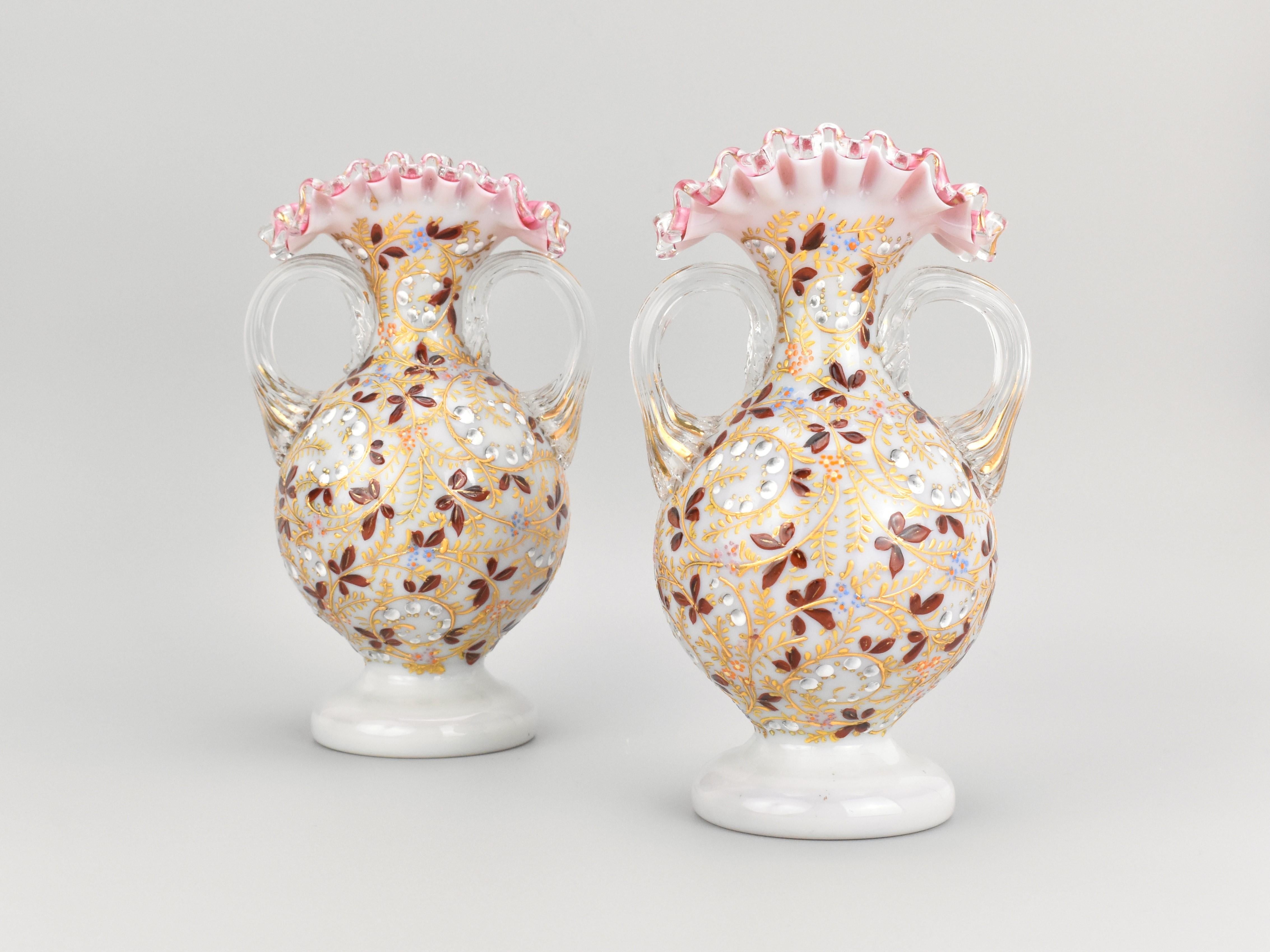 Cette paire de vases en verre opalin superposé de Bohême, réalisée à la fin du XIXe siècle par Moser, témoigne de l'exceptionnel savoir-faire et de l'innovation artistique du célèbre verrier. Chaque vase est composé d'une double couche de verre