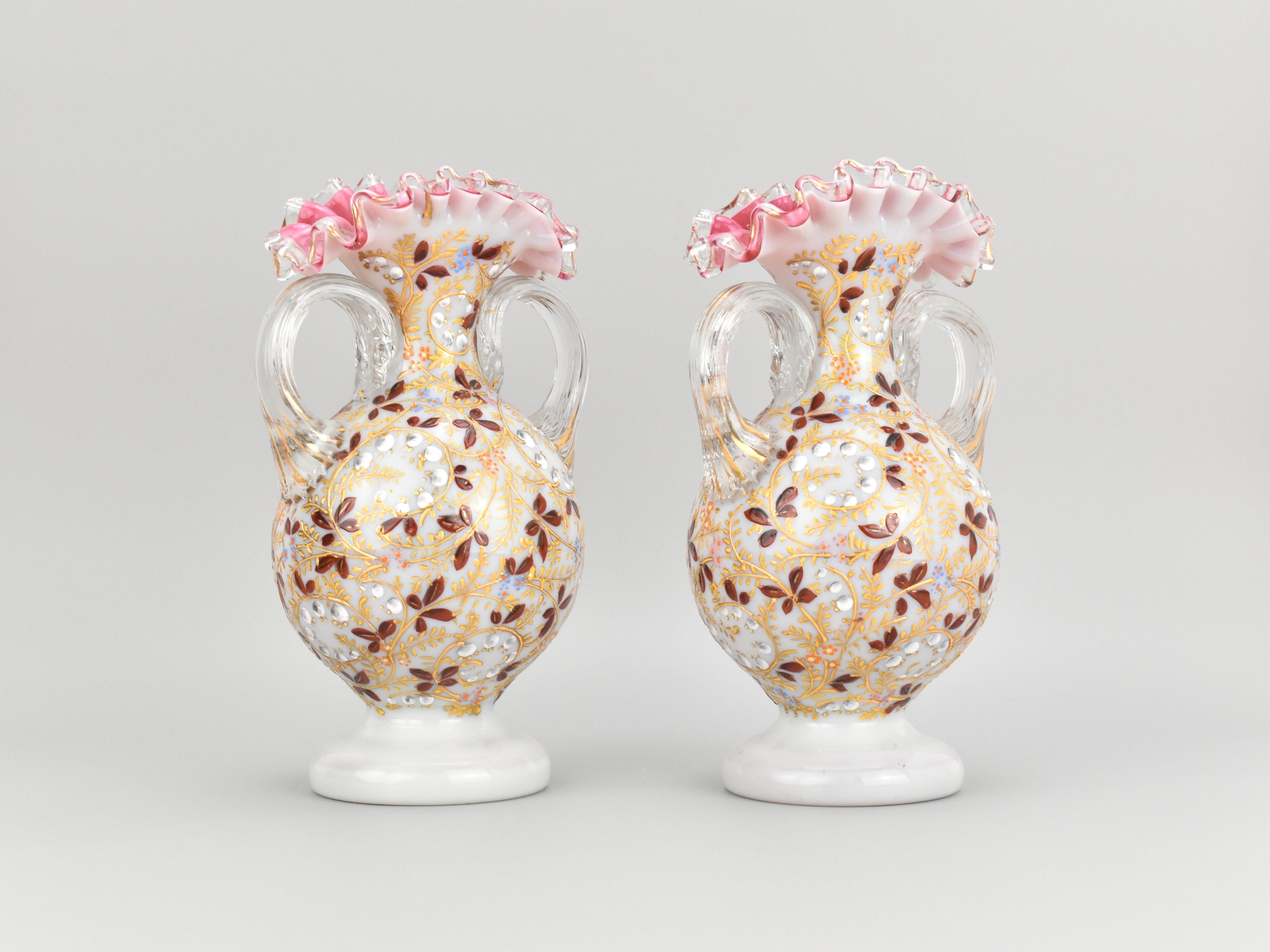 Émaillé Paire de vases anciens en verre émaillé avec superposition d'opaline par Moser, 19ème siècle en vente