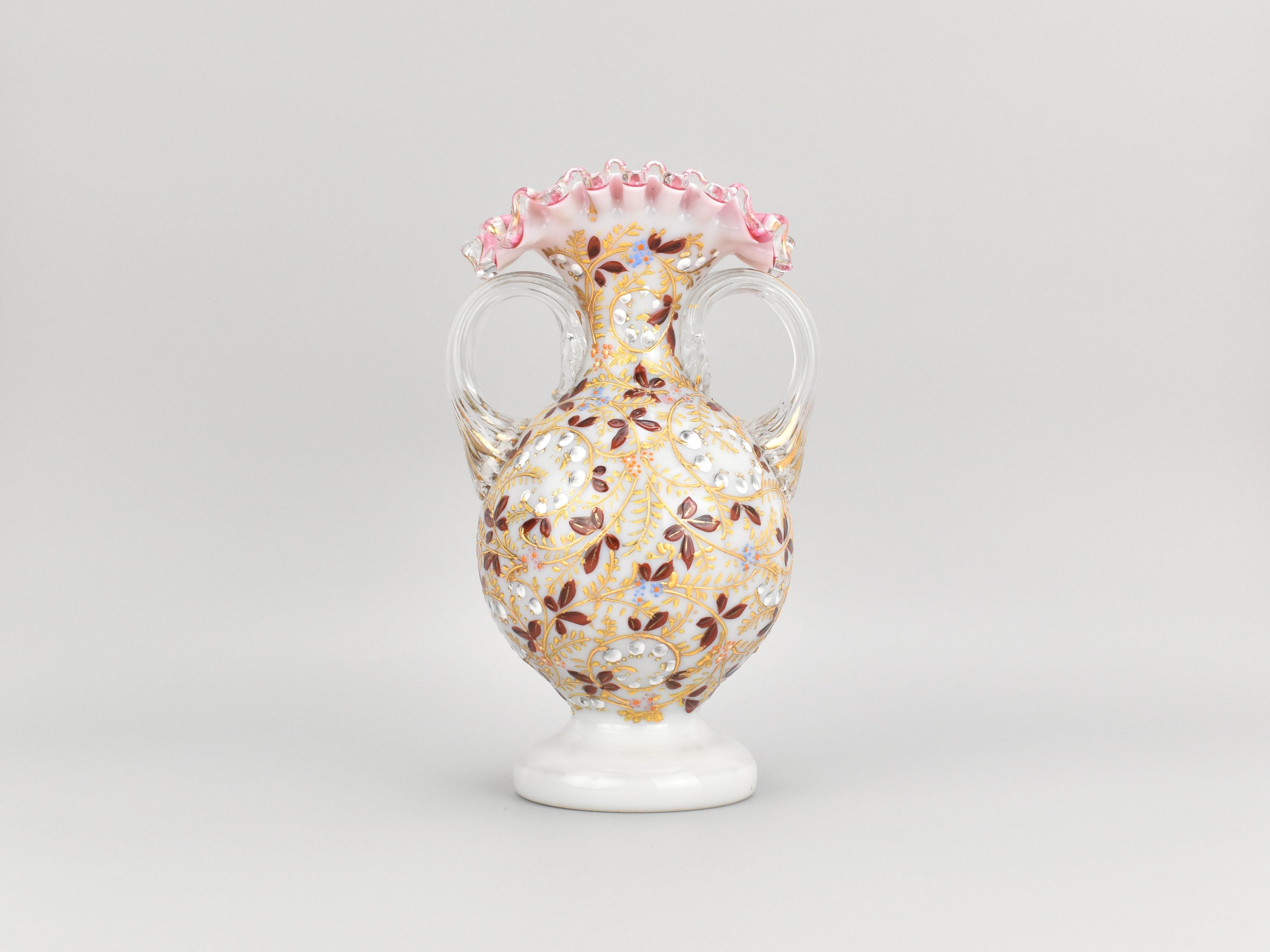 XIXe siècle Paire de vases anciens en verre émaillé avec superposition d'opaline par Moser, 19ème siècle en vente