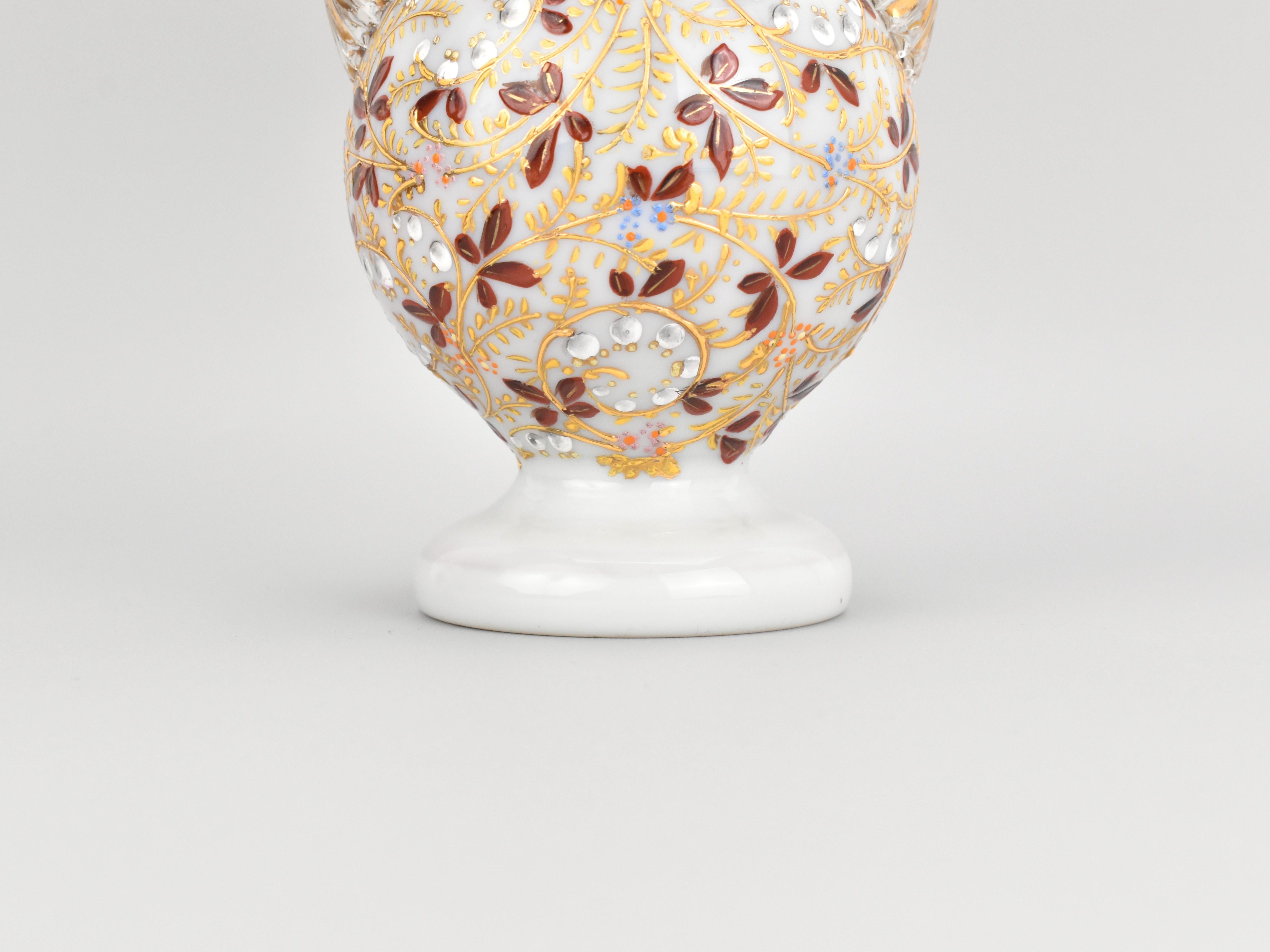 Verre opalin Paire de vases anciens en verre émaillé avec superposition d'opaline par Moser, 19ème siècle en vente