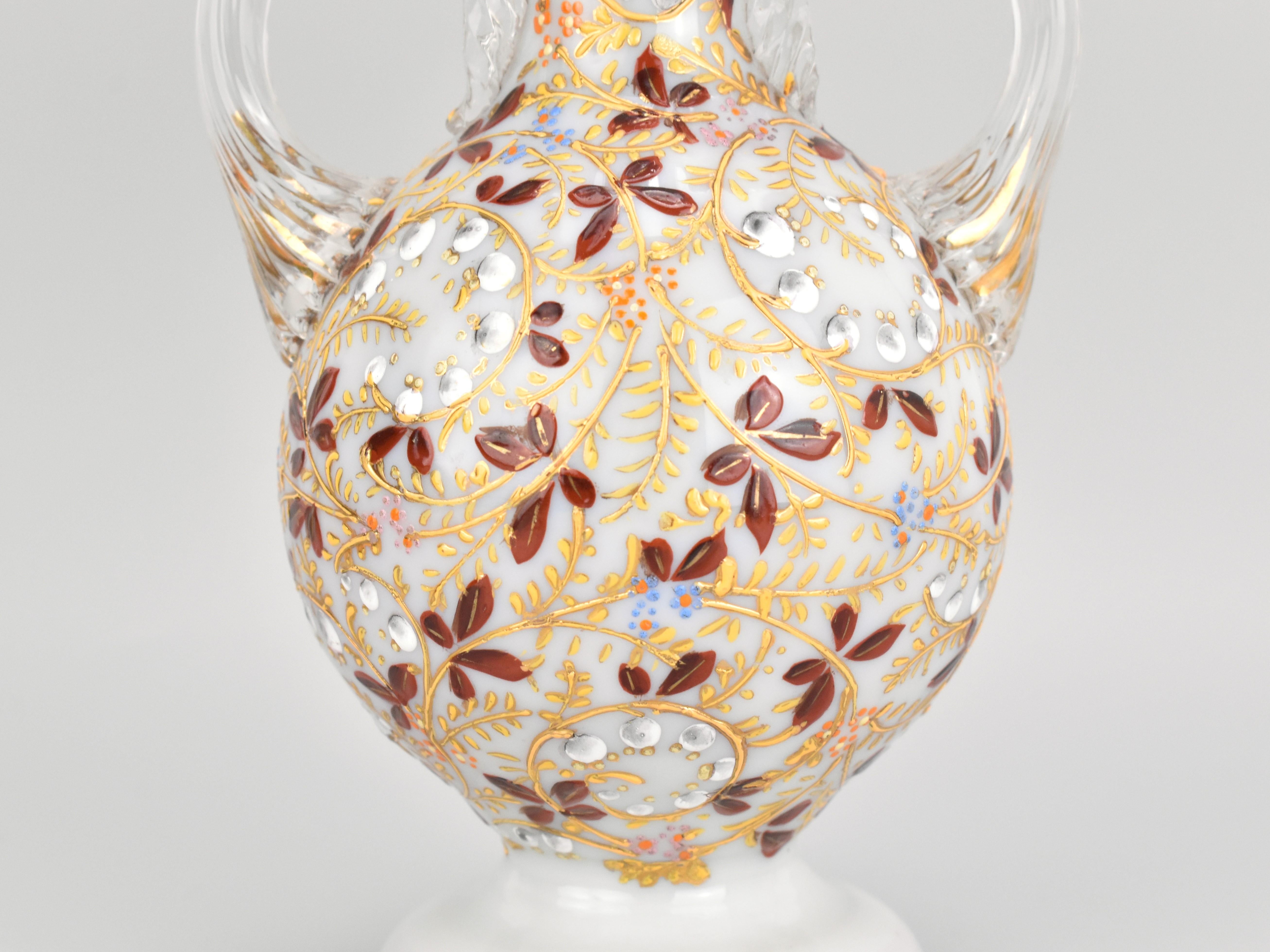 Paire de vases anciens en verre émaillé avec superposition d'opaline par Moser, 19ème siècle en vente 1
