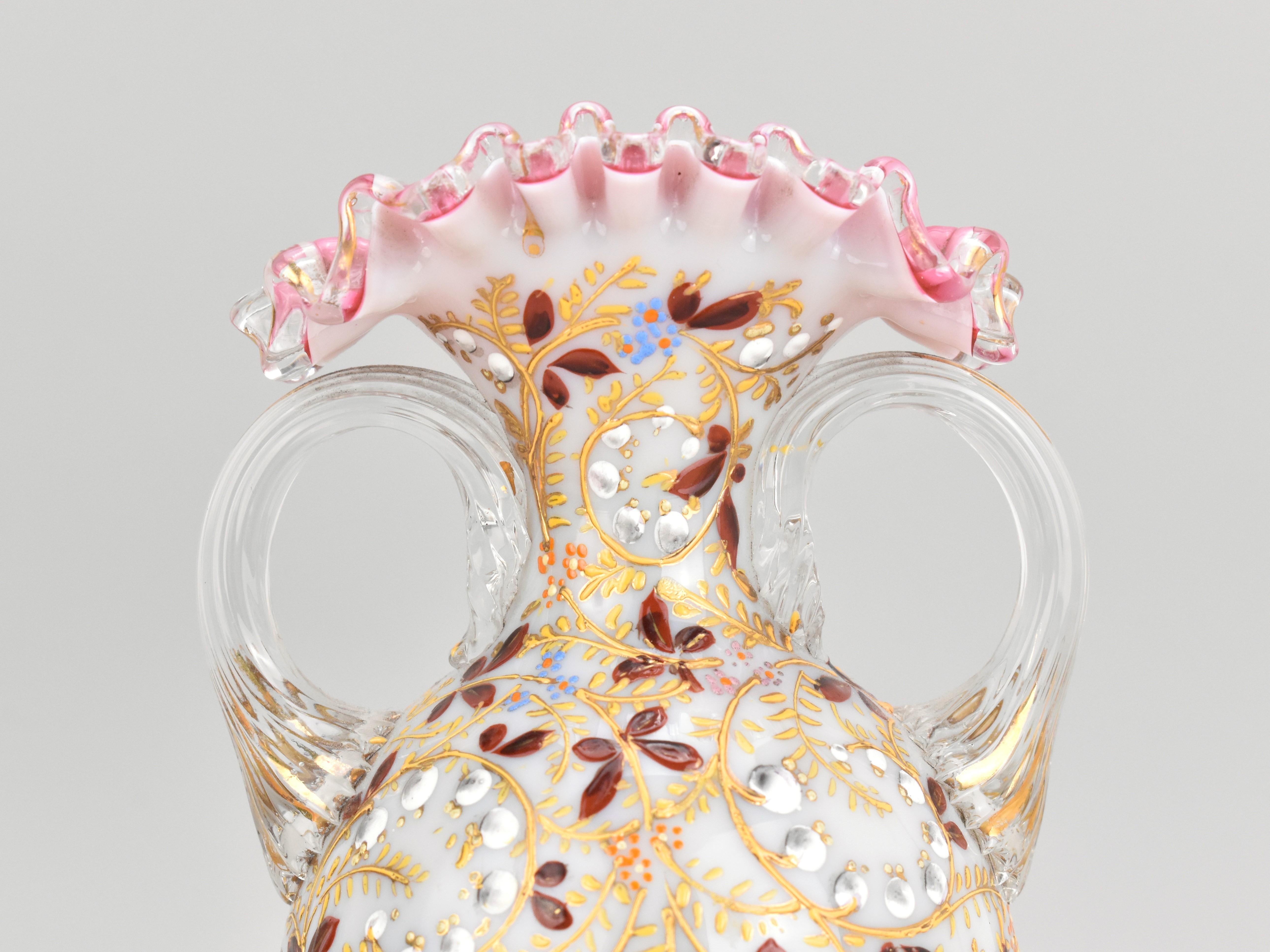 Paire de vases anciens en verre émaillé avec superposition d'opaline par Moser, 19ème siècle en vente 2