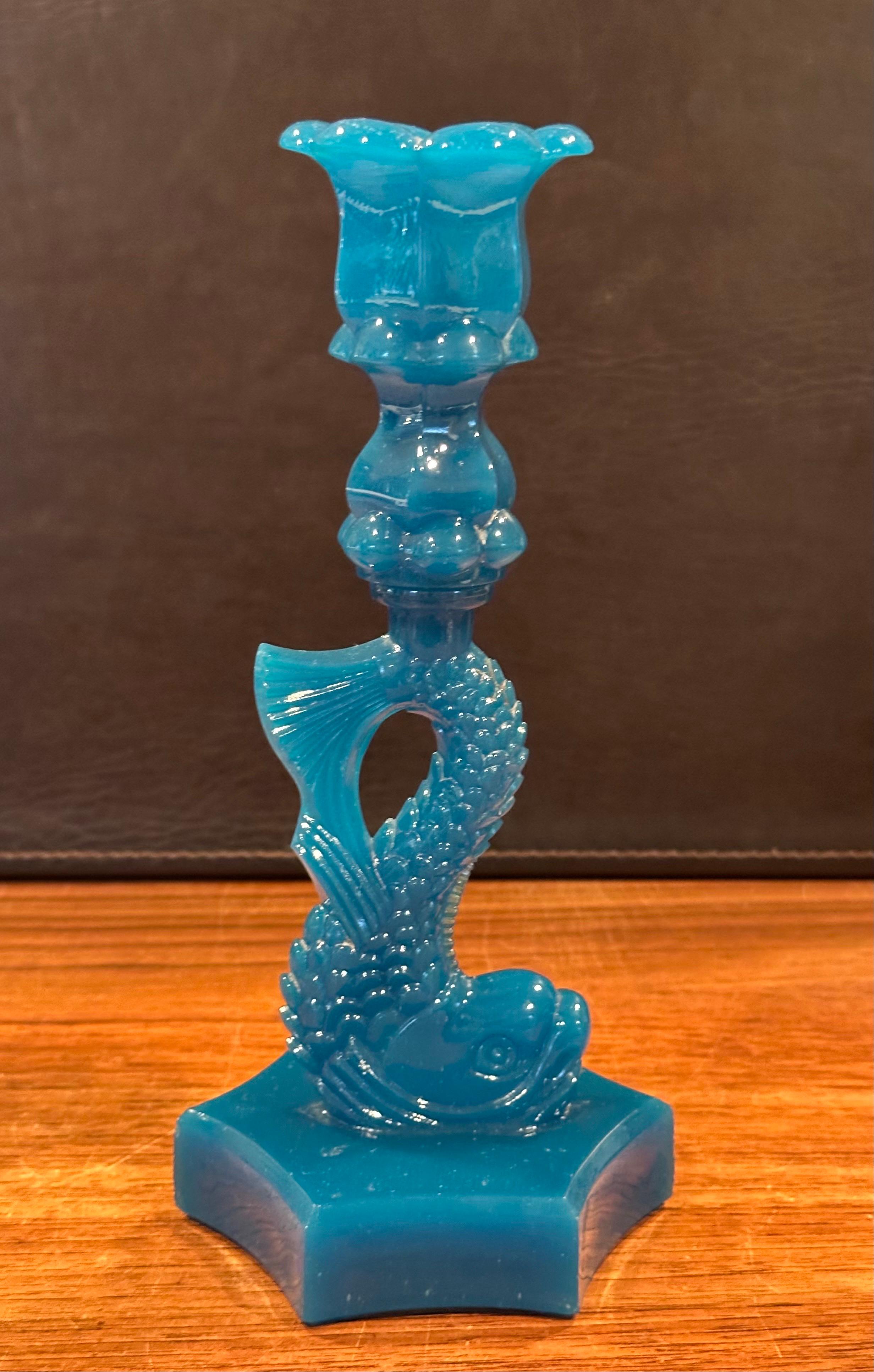 Antikes Paar undurchsichtige blaue Delphin-Kerzenständer aus Glas von Reich & Co. im Angebot 4