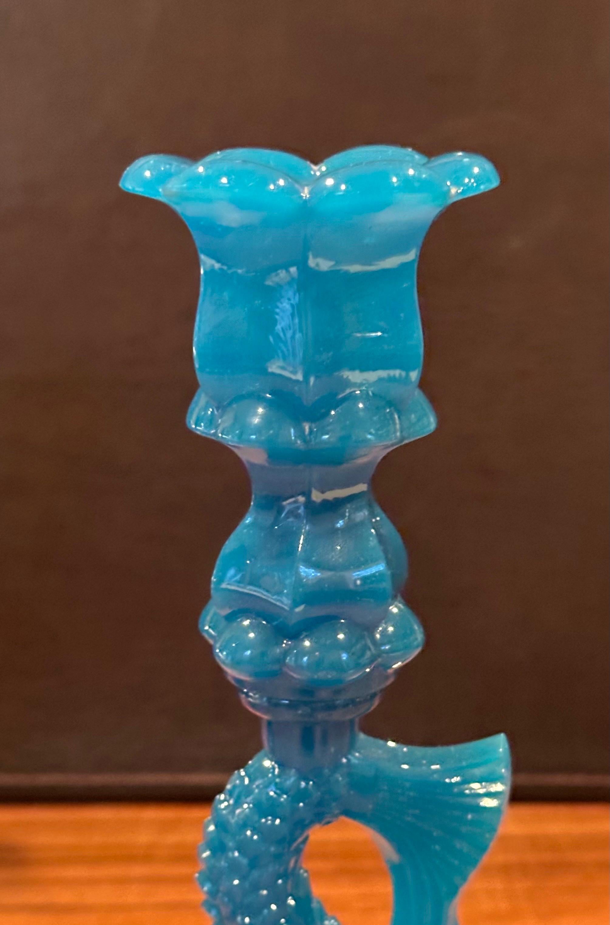 Antikes Paar undurchsichtige blaue Delphin-Kerzenständer aus Glas von Reich & Co. im Angebot 5