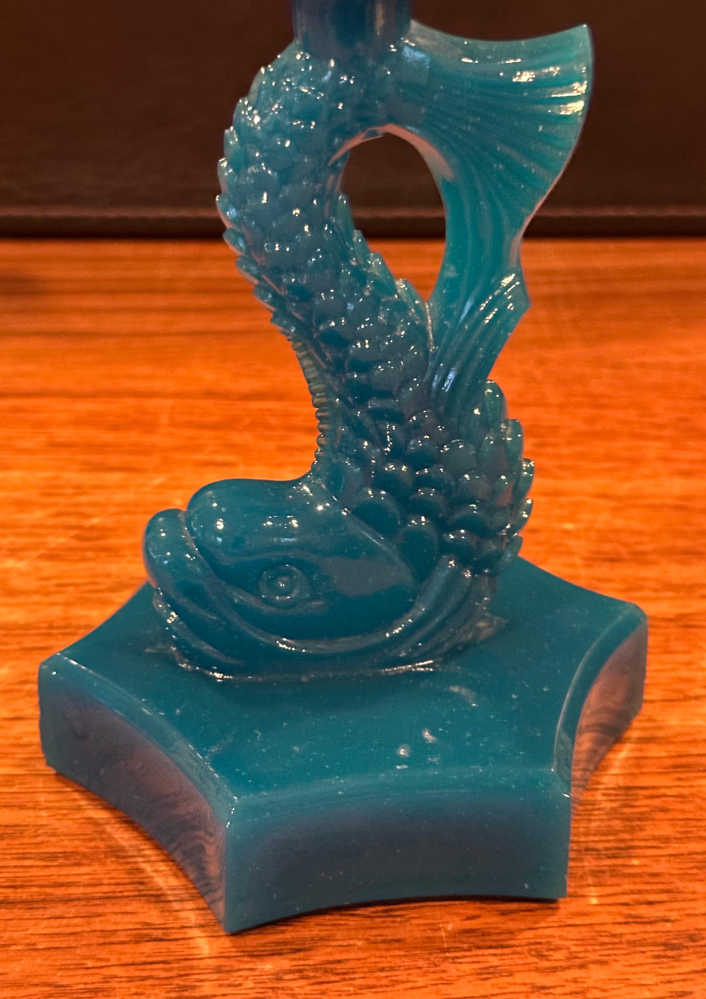 Antikes Paar undurchsichtige blaue Delphin-Kerzenständer aus Glas von Reich & Co. im Angebot 6