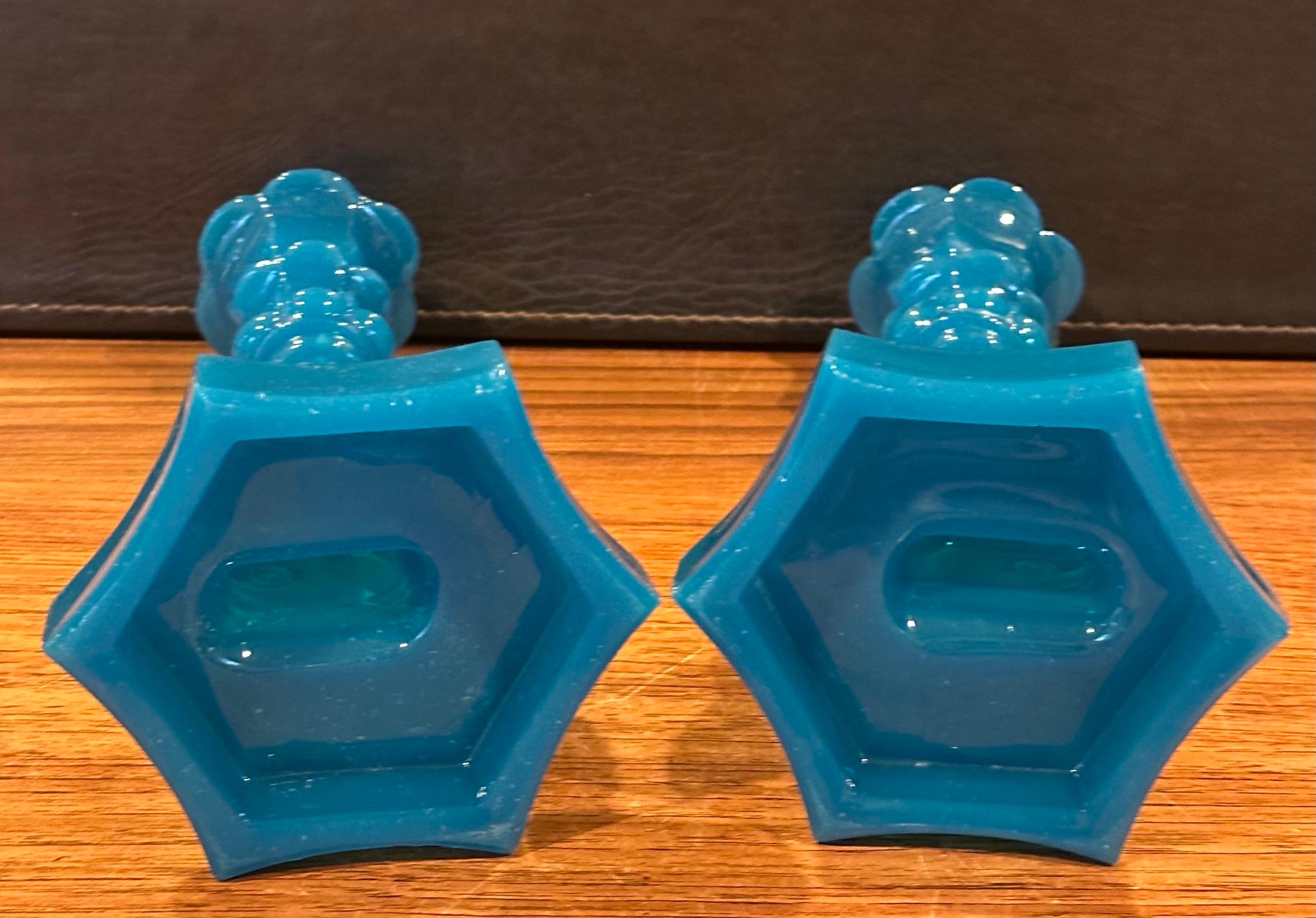 Antikes Paar undurchsichtige blaue Delphin-Kerzenständer aus Glas von Reich & Co. im Angebot 7