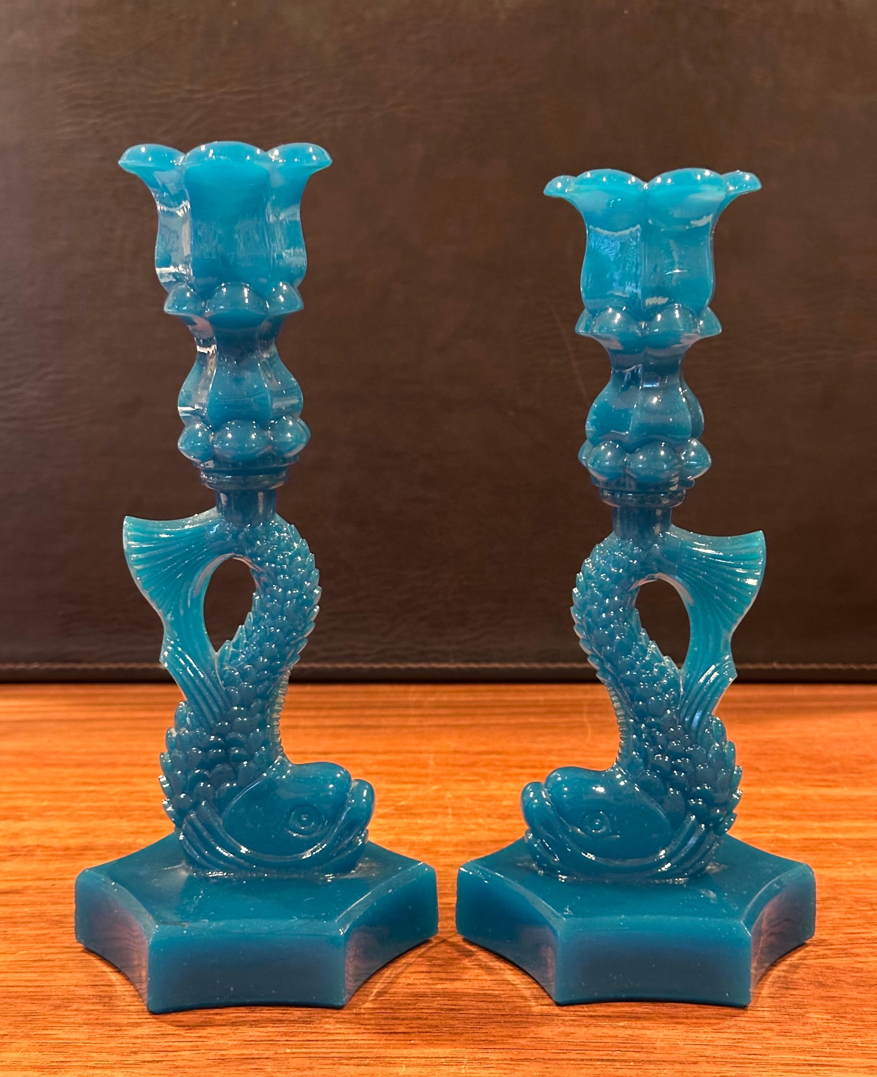 Antikes Paar undurchsichtige blaue Delphin-Kerzenständer aus Glas von Reich & Co. im Angebot 8