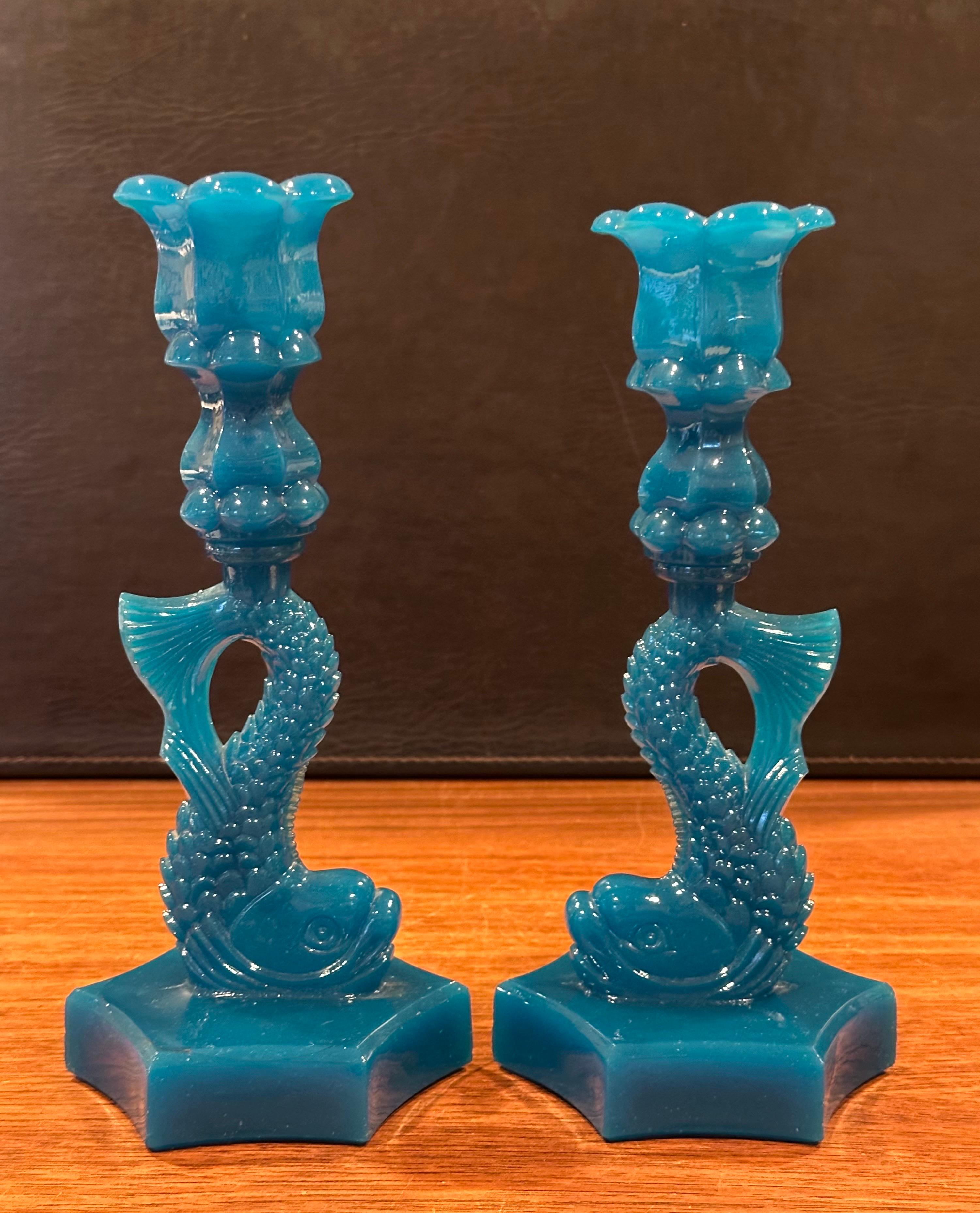 Antikes Paar undurchsichtige blaue Delphin-Kerzenständer aus Glas von Reich & Co. (Tschechisch) im Angebot
