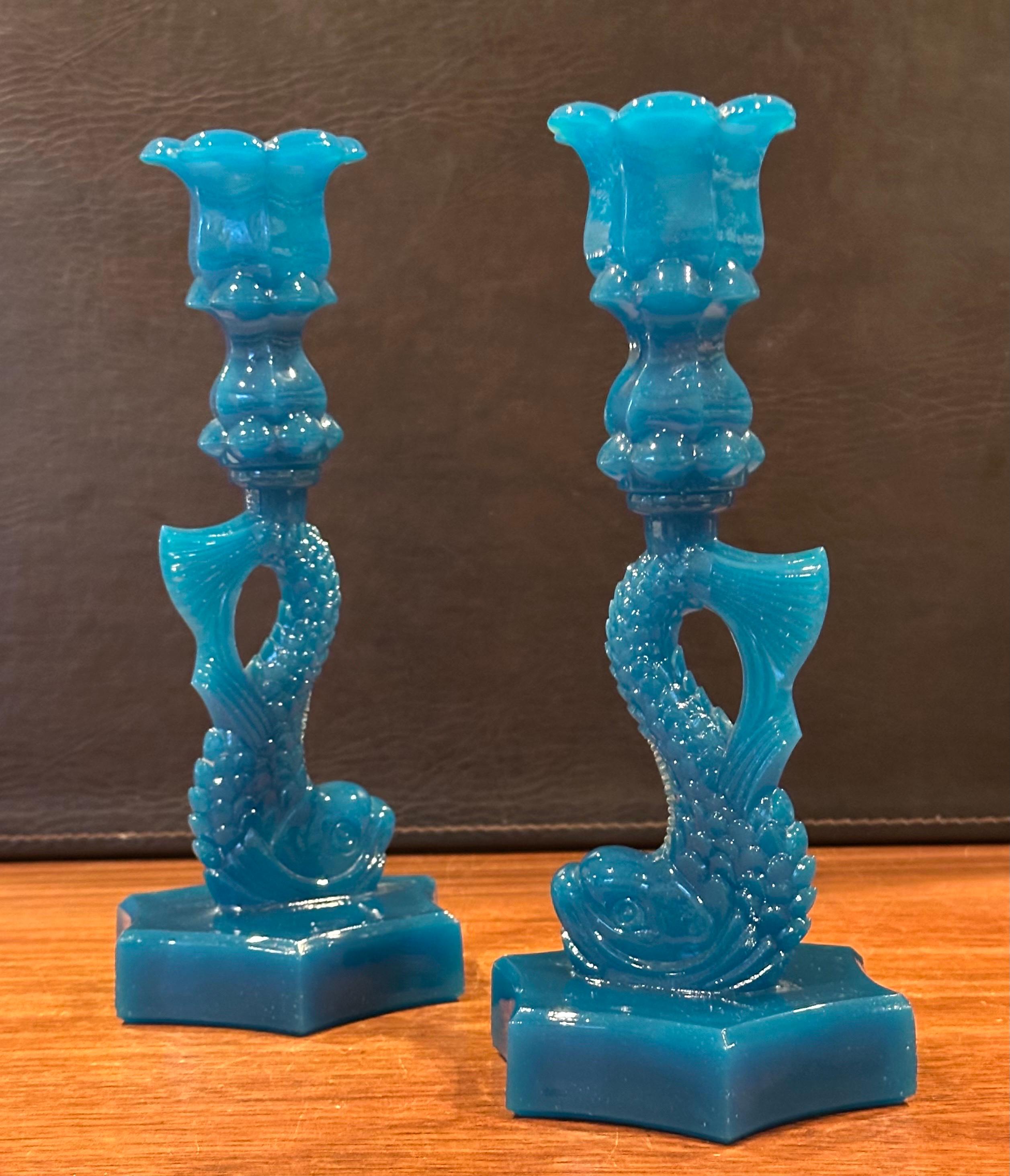 Antikes Paar undurchsichtige blaue Delphin-Kerzenständer aus Glas von Reich & Co. (Gegossen) im Angebot