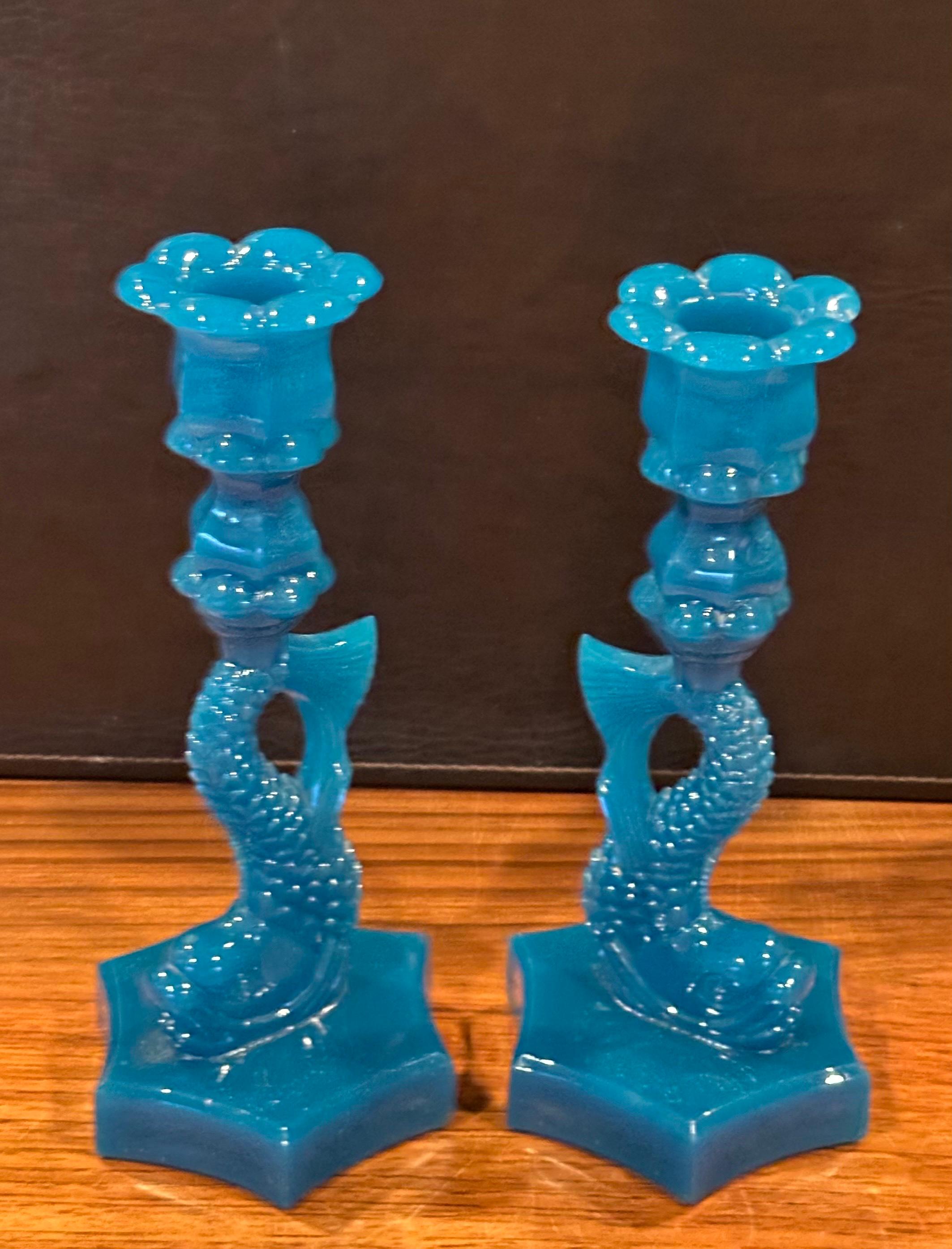 Antikes Paar undurchsichtige blaue Delphin-Kerzenständer aus Glas von Reich & Co. im Zustand „Gut“ im Angebot in San Diego, CA