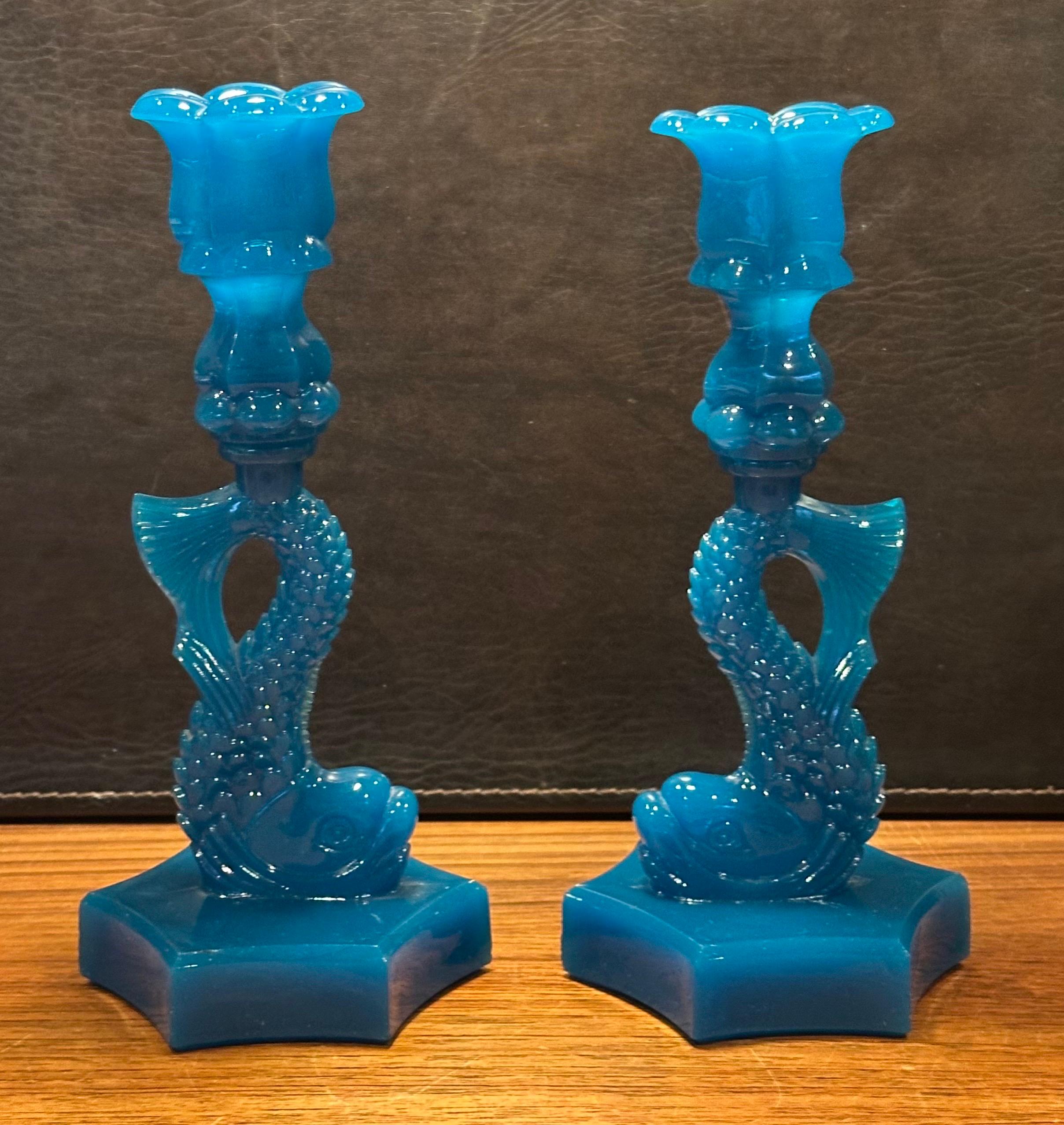 Antikes Paar undurchsichtige blaue Delphin-Kerzenständer aus Glas von Reich & Co. (20. Jahrhundert) im Angebot
