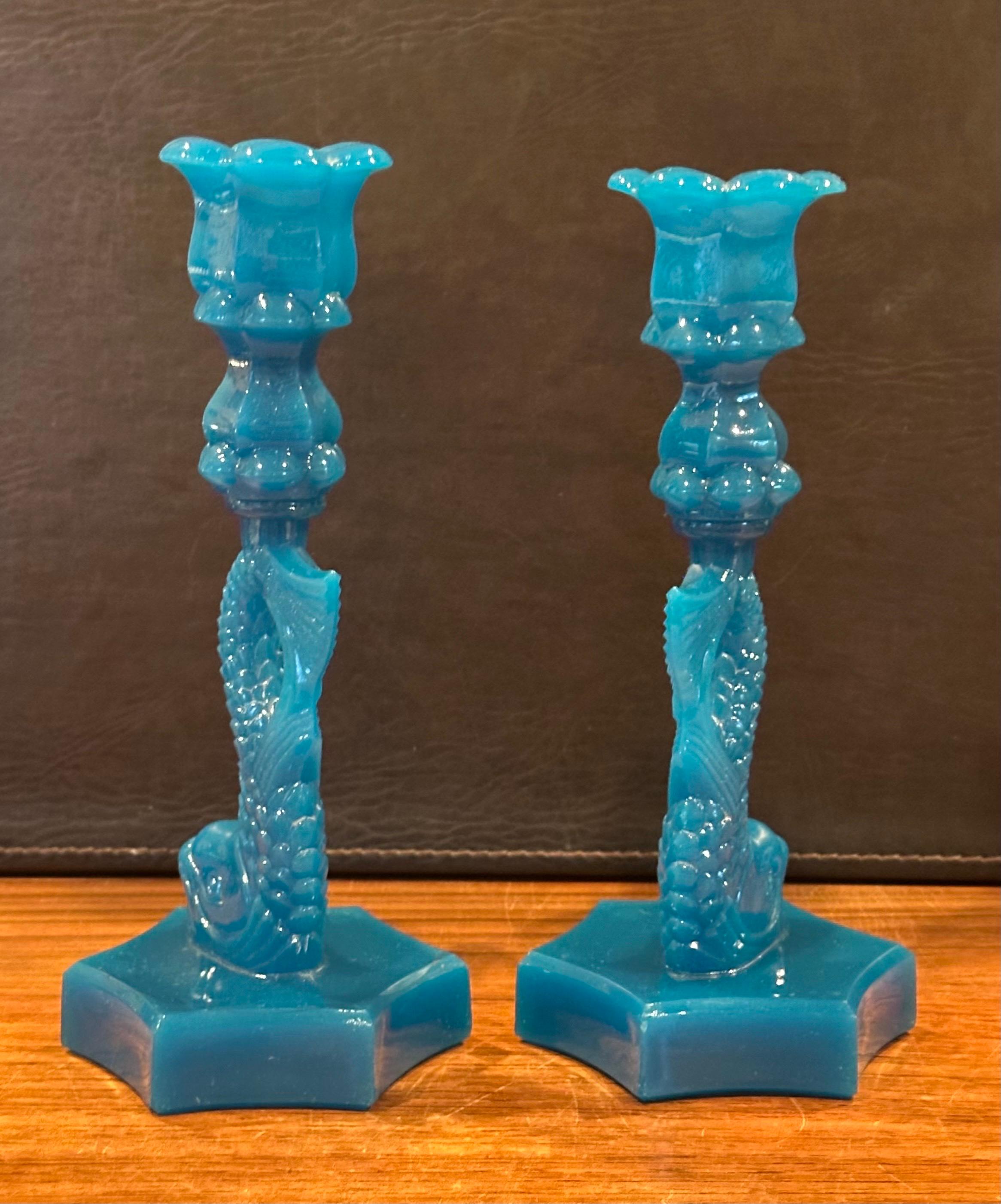Antikes Paar undurchsichtige blaue Delphin-Kerzenständer aus Glas von Reich & Co. im Angebot 1