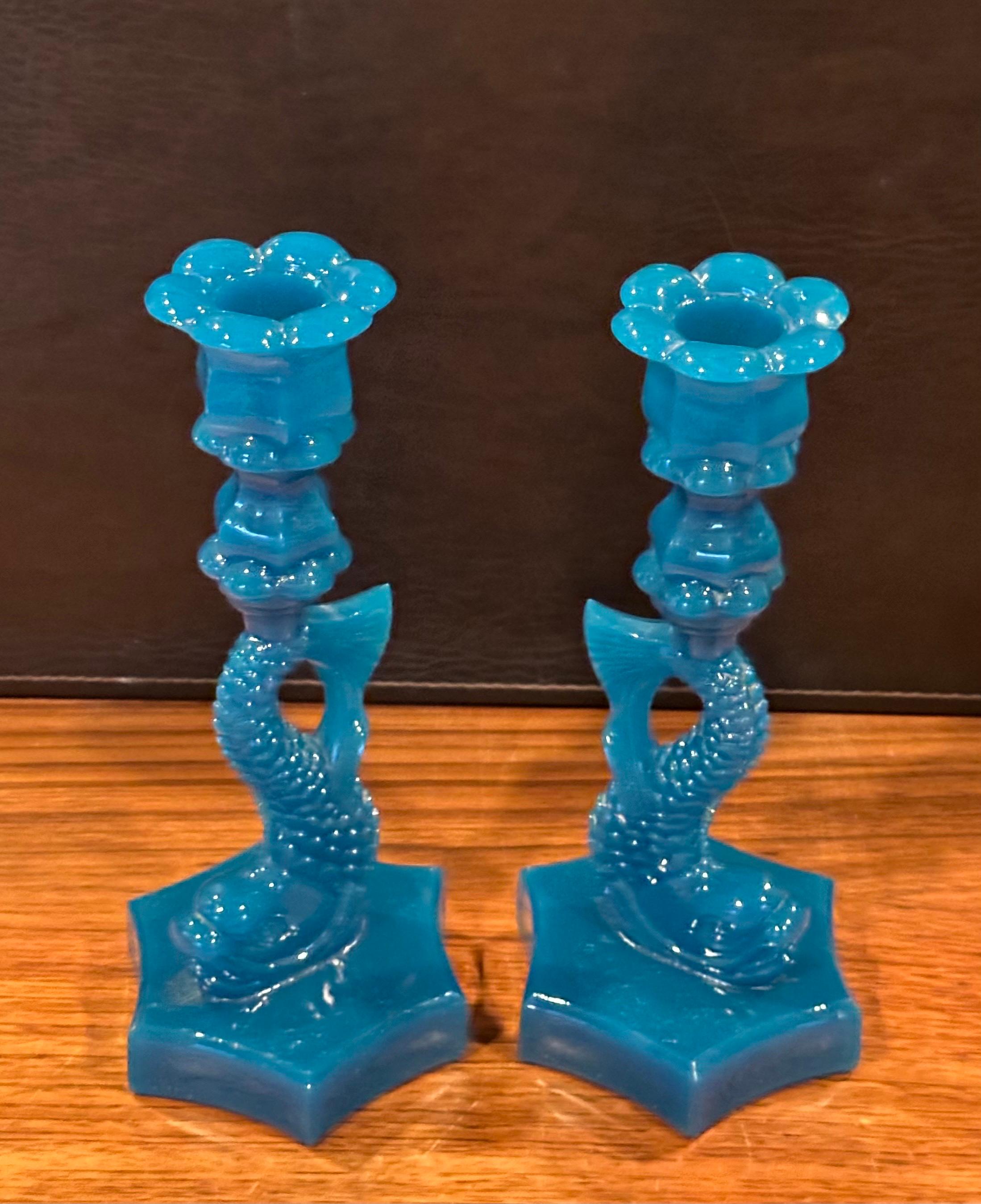 Antikes Paar undurchsichtige blaue Delphin-Kerzenständer aus Glas von Reich & Co. im Angebot 2