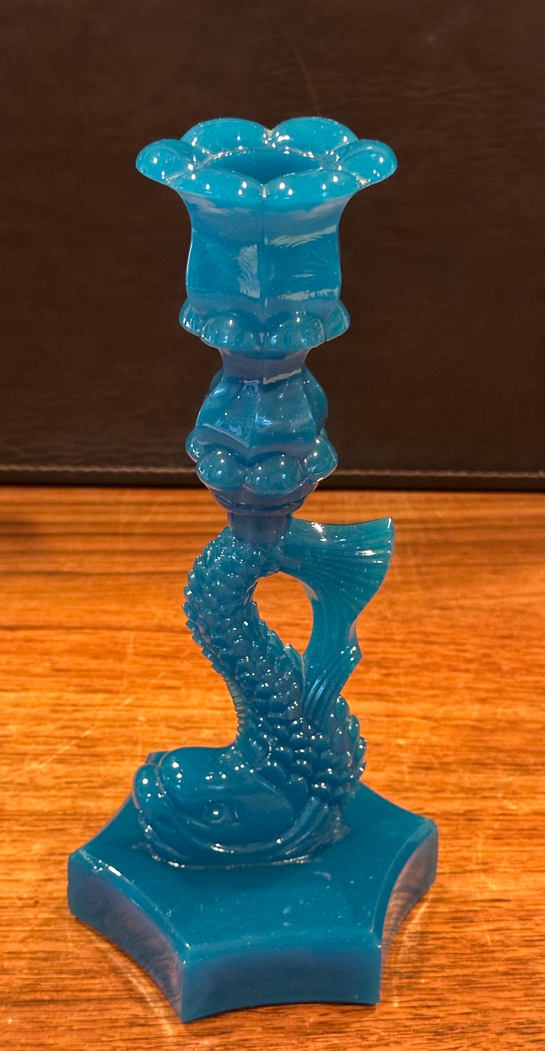 Antikes Paar undurchsichtige blaue Delphin-Kerzenständer aus Glas von Reich & Co. im Angebot 3