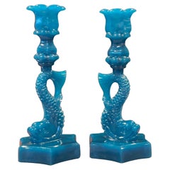 Pareja antigua de candelabros Delfín de cristal azul opaco de Reich & Co.