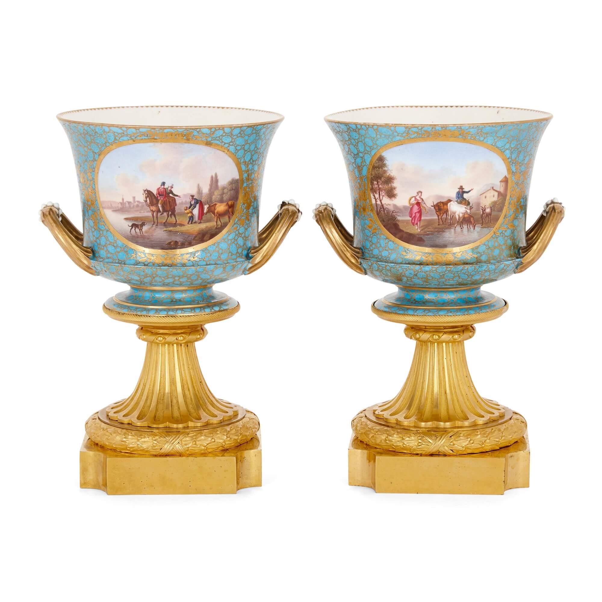 Rococo Paire de vases cache-pots anciens en bronze doré et porcelaine de Sèvres en vente