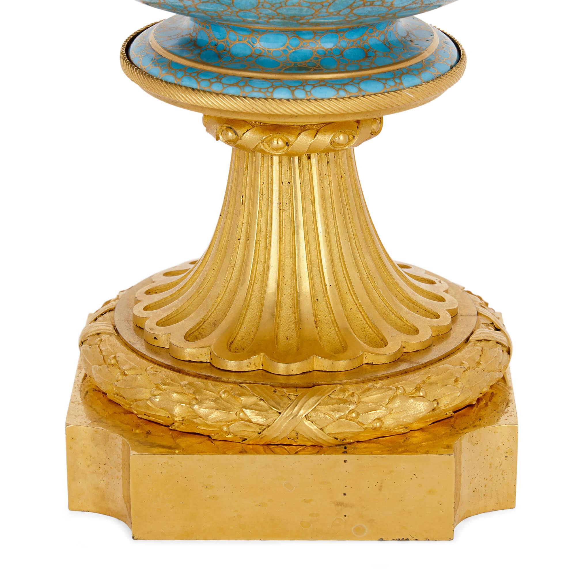 Paire de vases cache-pots anciens en bronze doré et porcelaine de Sèvres Bon état - En vente à London, GB