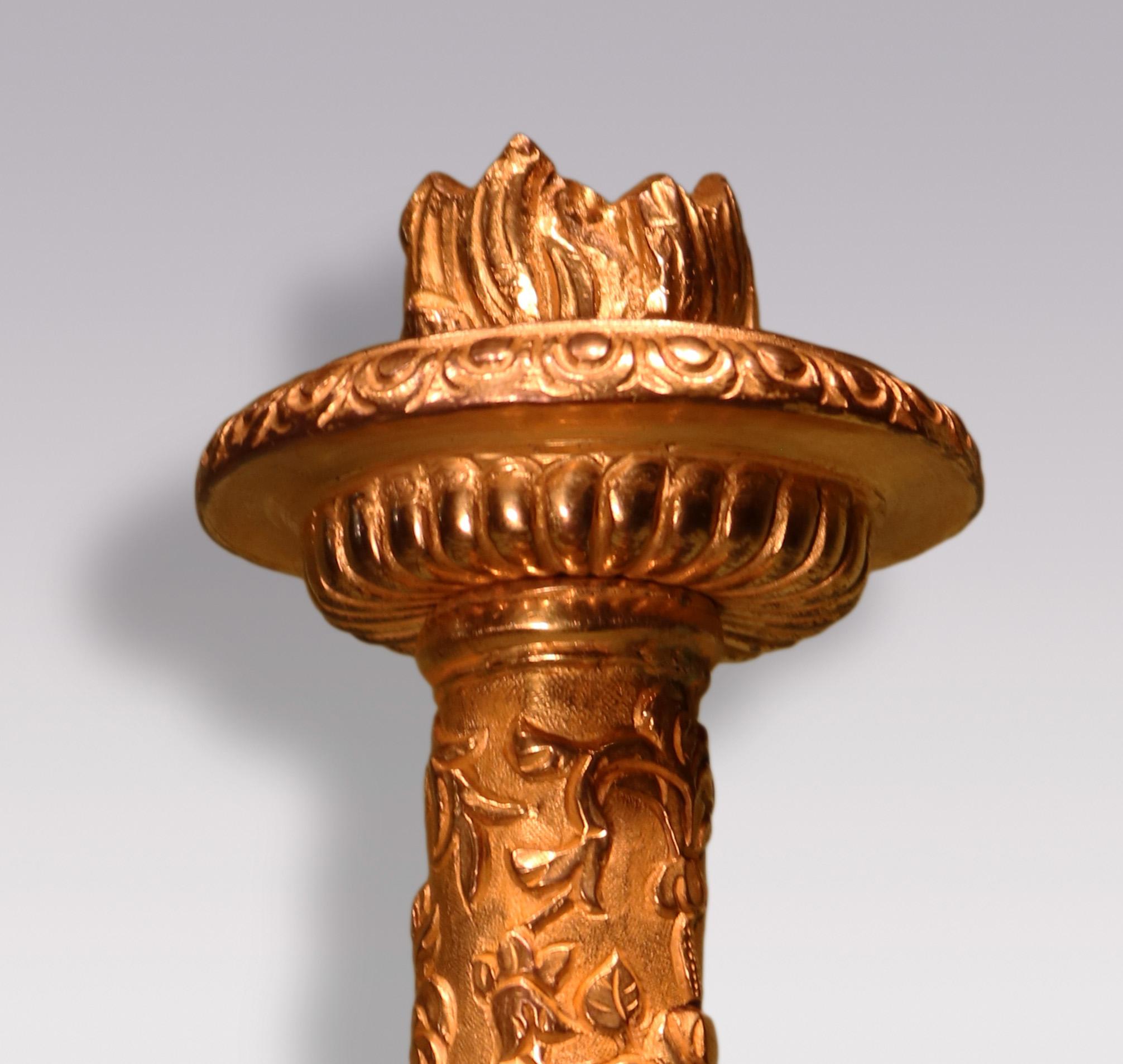Antikes Paar dreiförmiger Goldbronze-Kerzenständer im Stil von Piranesi (Regency) im Angebot