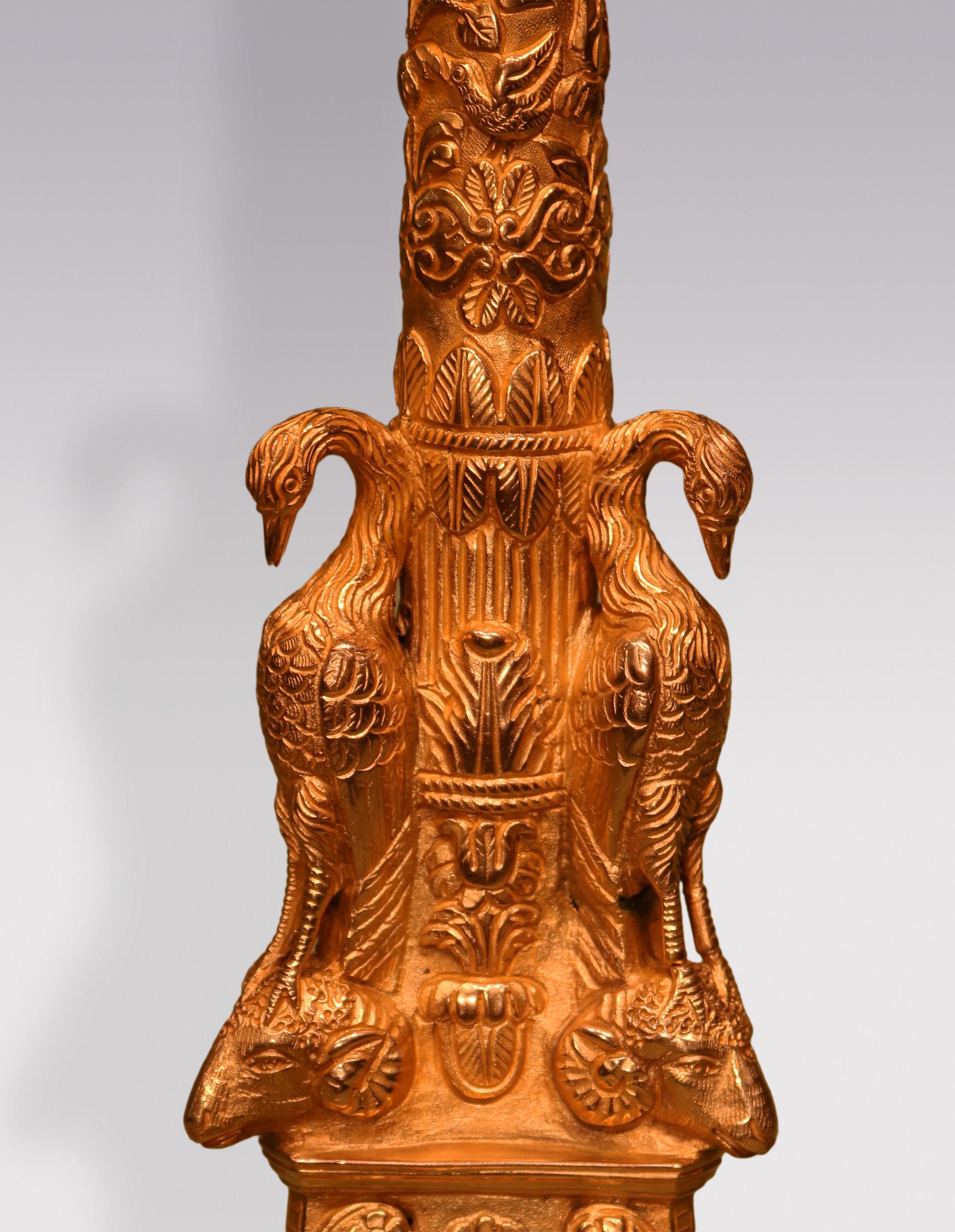 Antikes Paar dreiförmiger Goldbronze-Kerzenständer im Stil von Piranesi (Englisch) im Angebot