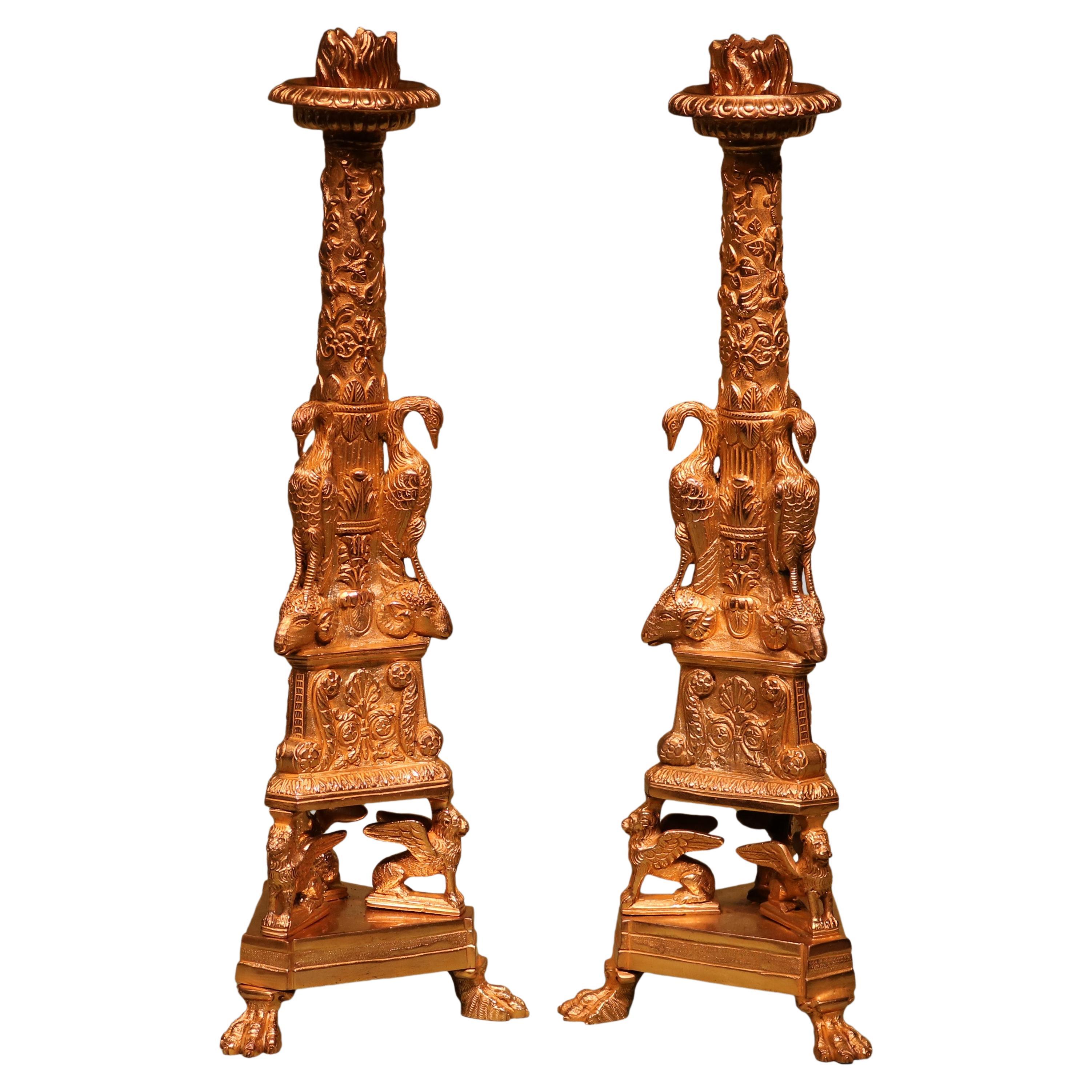 Antikes Paar dreiförmiger Goldbronze-Kerzenständer im Stil von Piranesi im Angebot