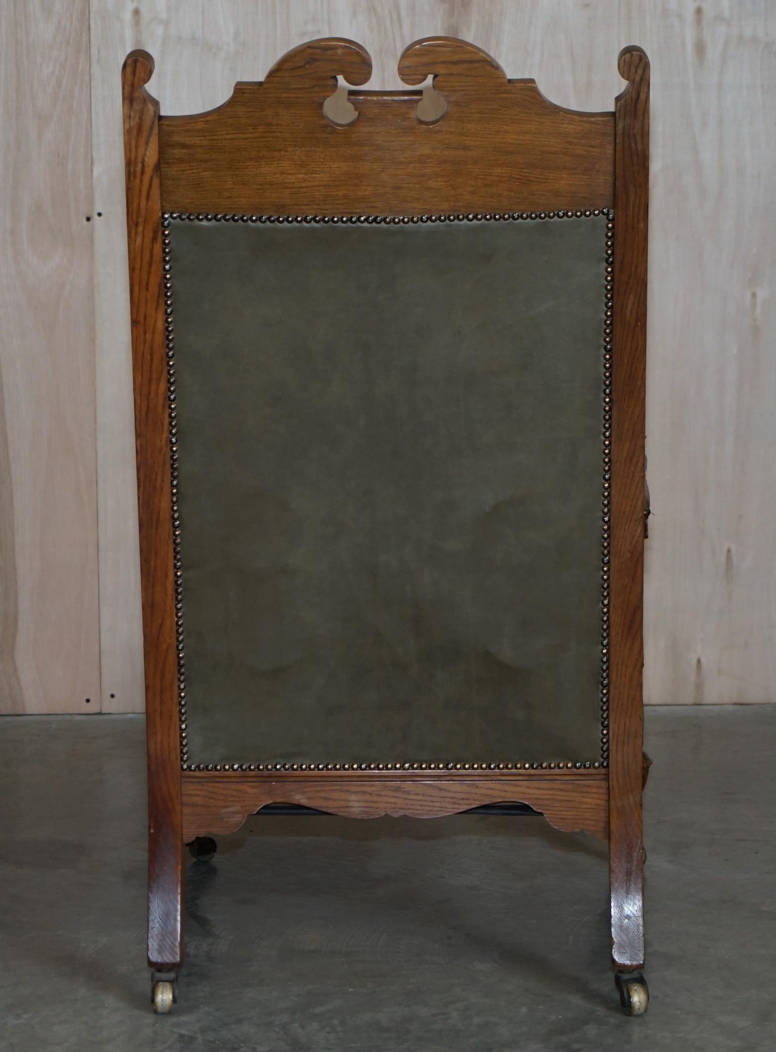 Ancienne paire de fauteuils trônes victoriens en chêne avec cadre en cuir sculpté et ornement en vente 9