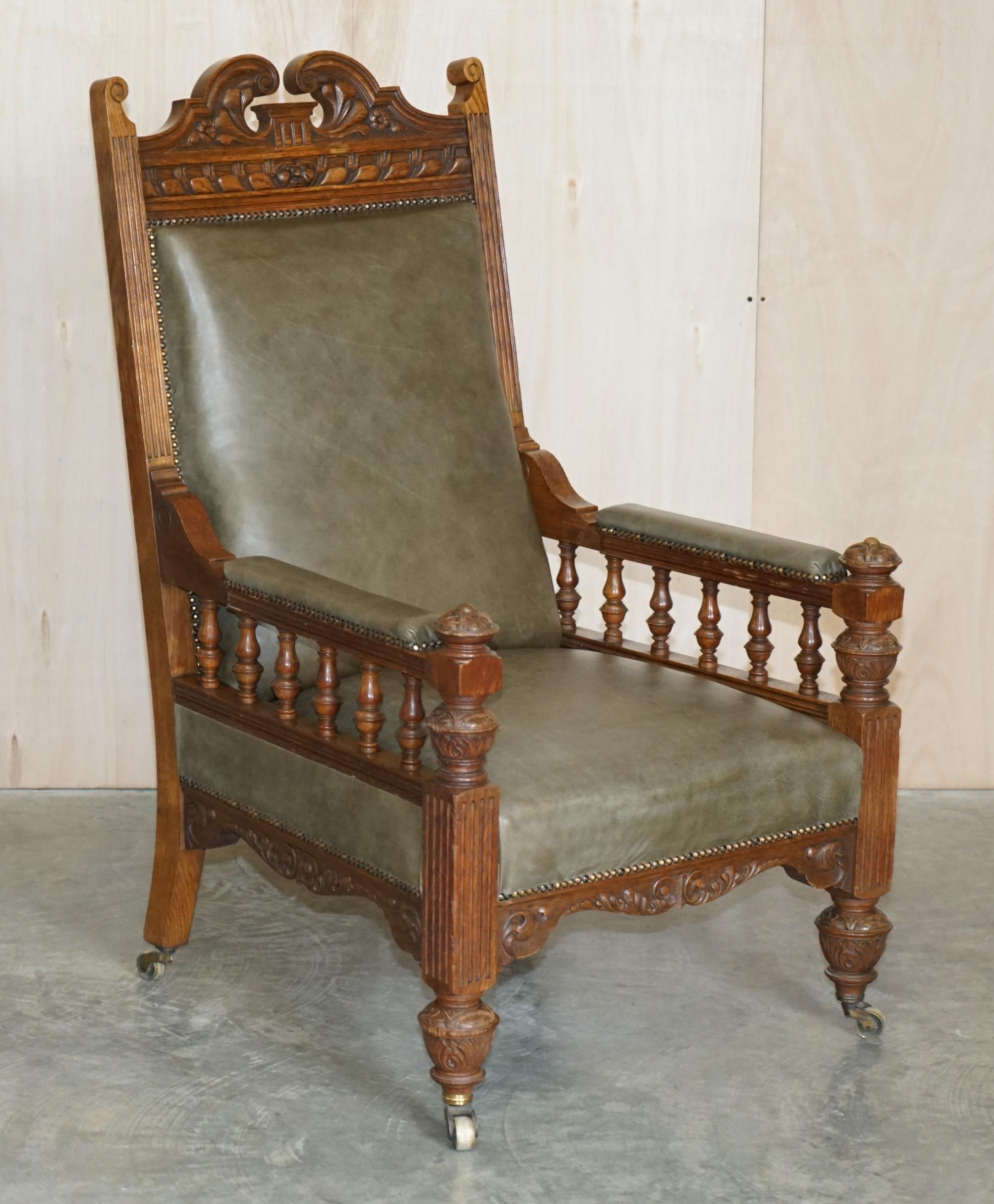 Ancienne paire de fauteuils trônes victoriens en chêne avec cadre en cuir sculpté et ornement en vente 10