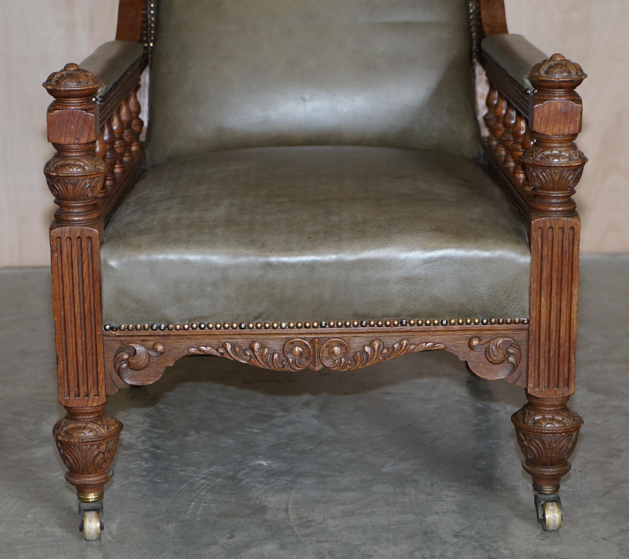 Ancienne paire de fauteuils trônes victoriens en chêne avec cadre en cuir sculpté et ornement en vente 12