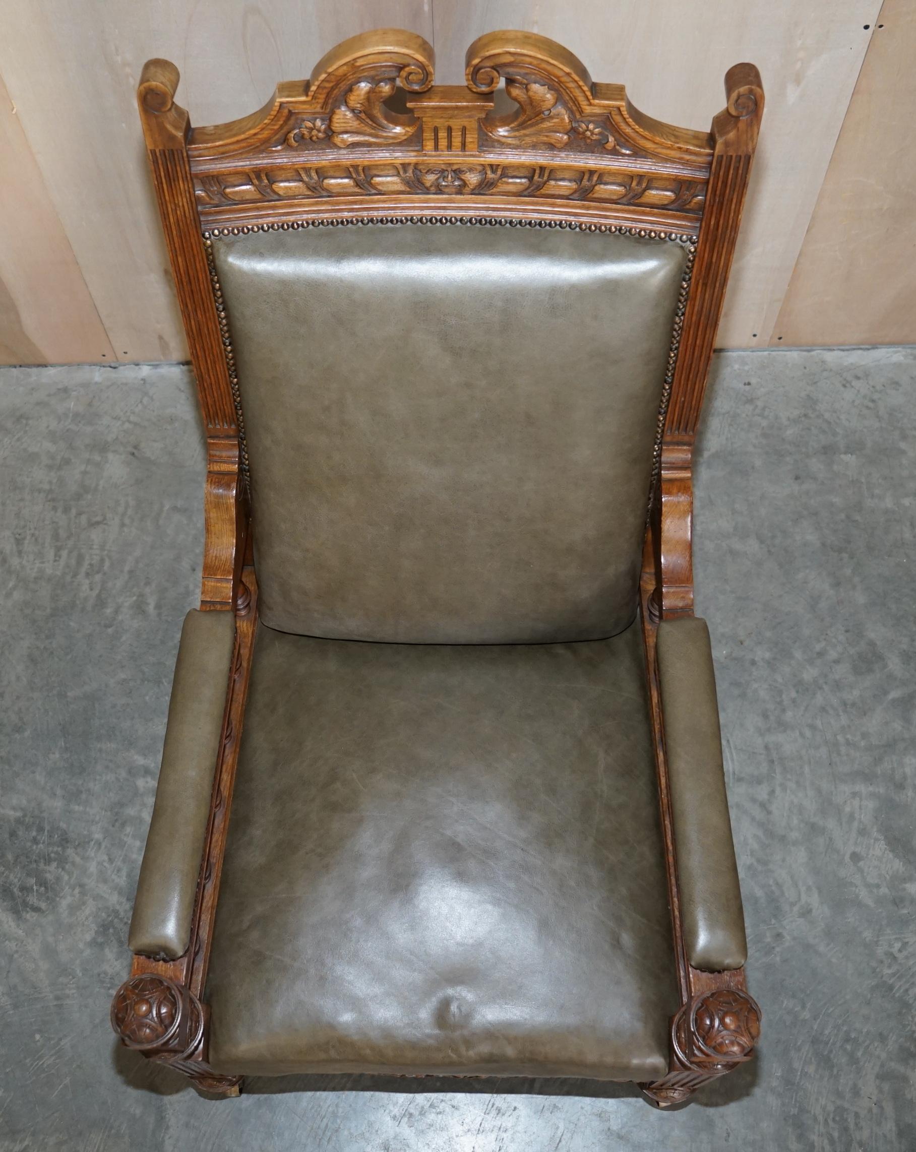 XIXe siècle Ancienne paire de fauteuils trônes victoriens en chêne avec cadre en cuir sculpté et ornement en vente