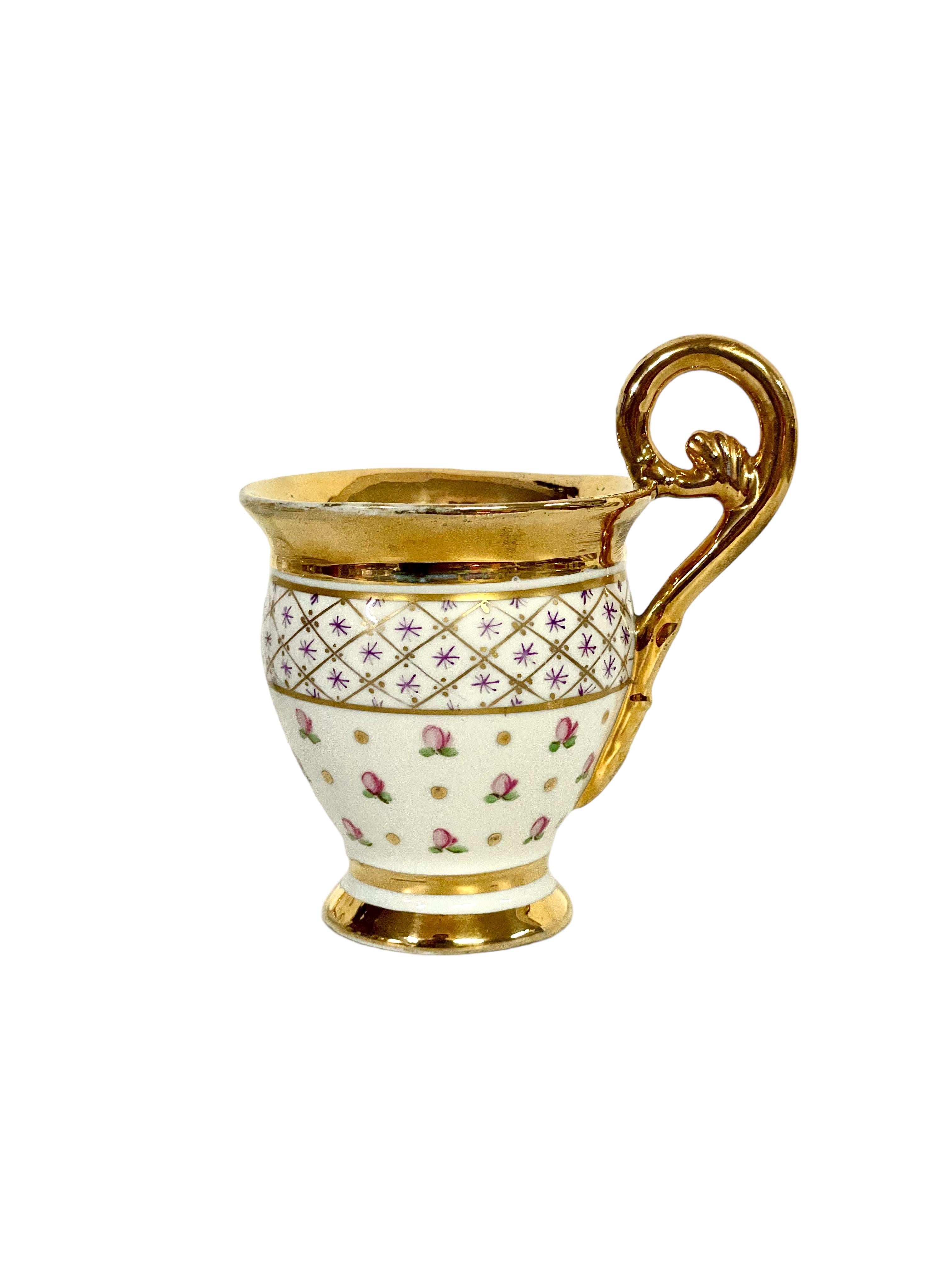 Ancienne paire de tasses à café et soucoupes en porcelaine dorée de Paris en vente 2