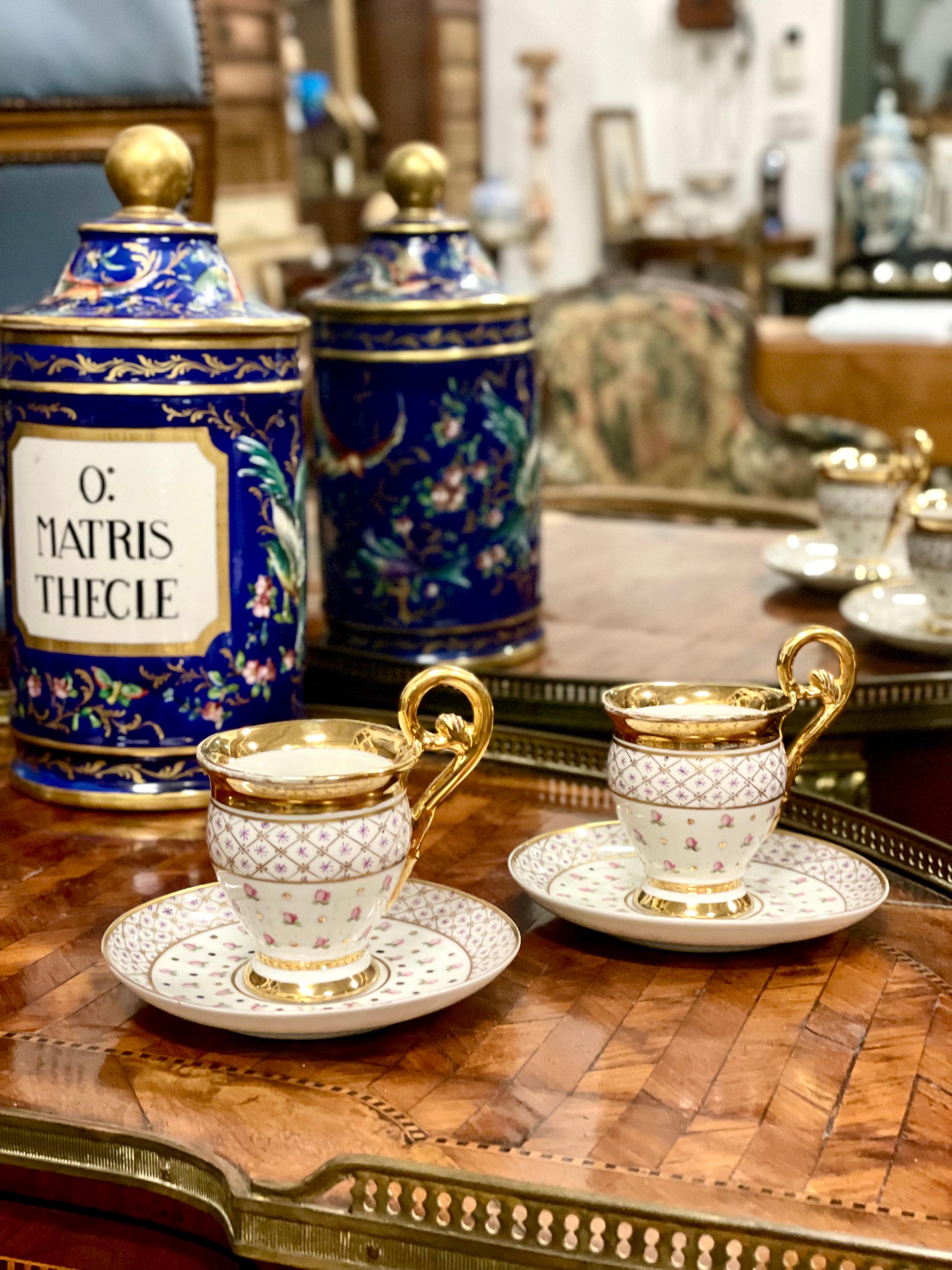 Ancienne paire de tasses à café et soucoupes en porcelaine dorée de Paris en vente 3