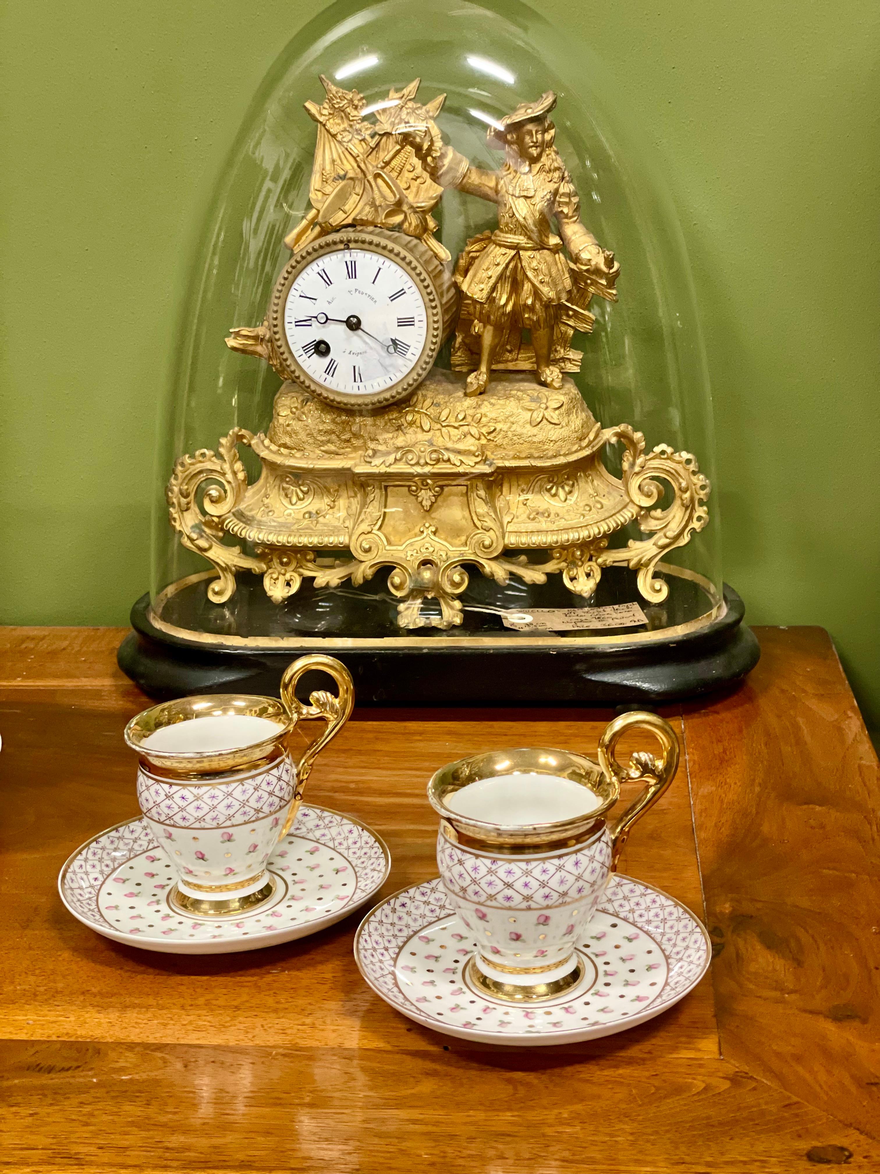 Ancienne paire de tasses à café et soucoupes en porcelaine dorée de Paris en vente 4