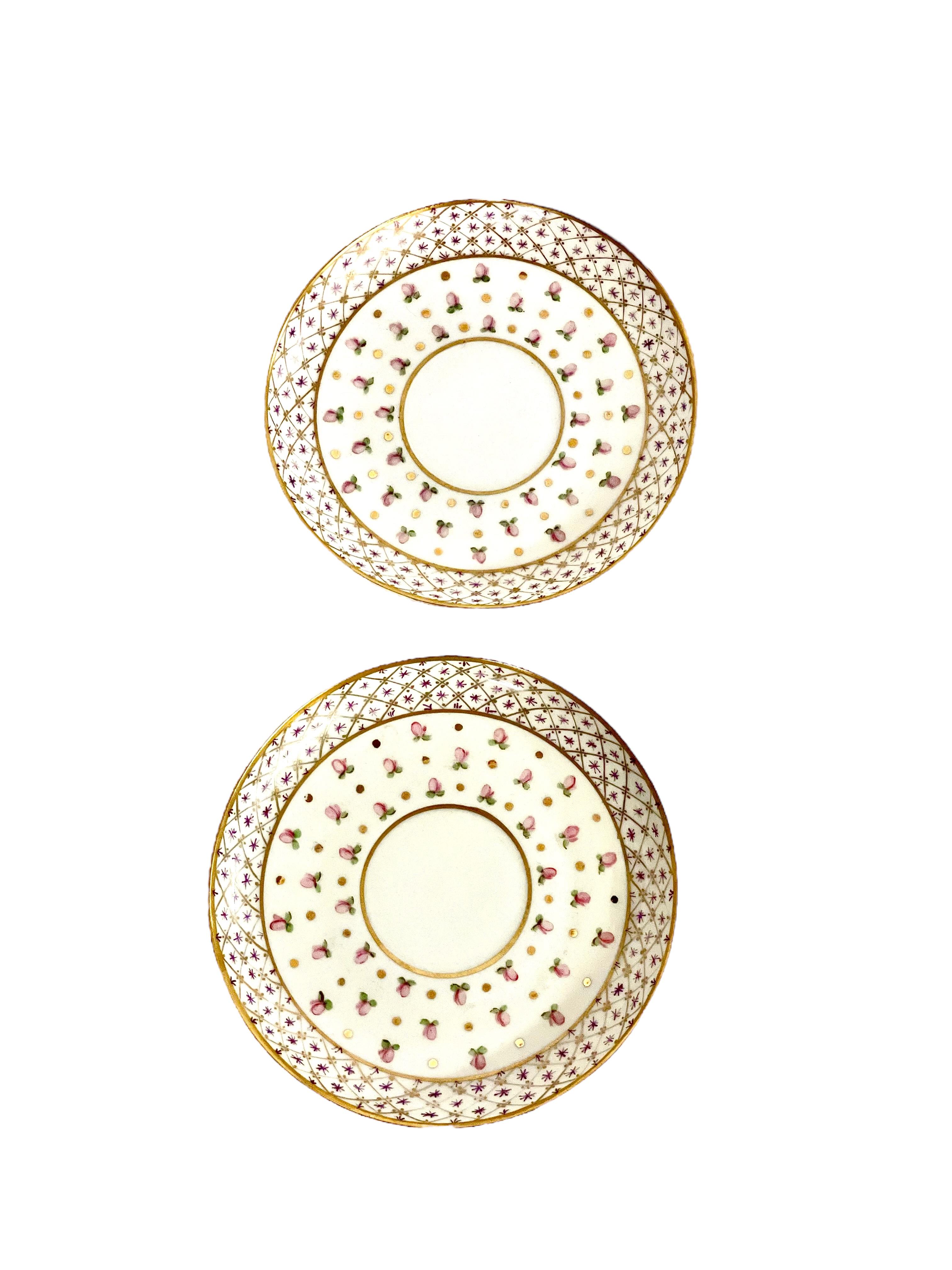 Antikes Paar vergoldete Pariser Porzellan-Couchtische und Untertassen (Französisch) im Angebot