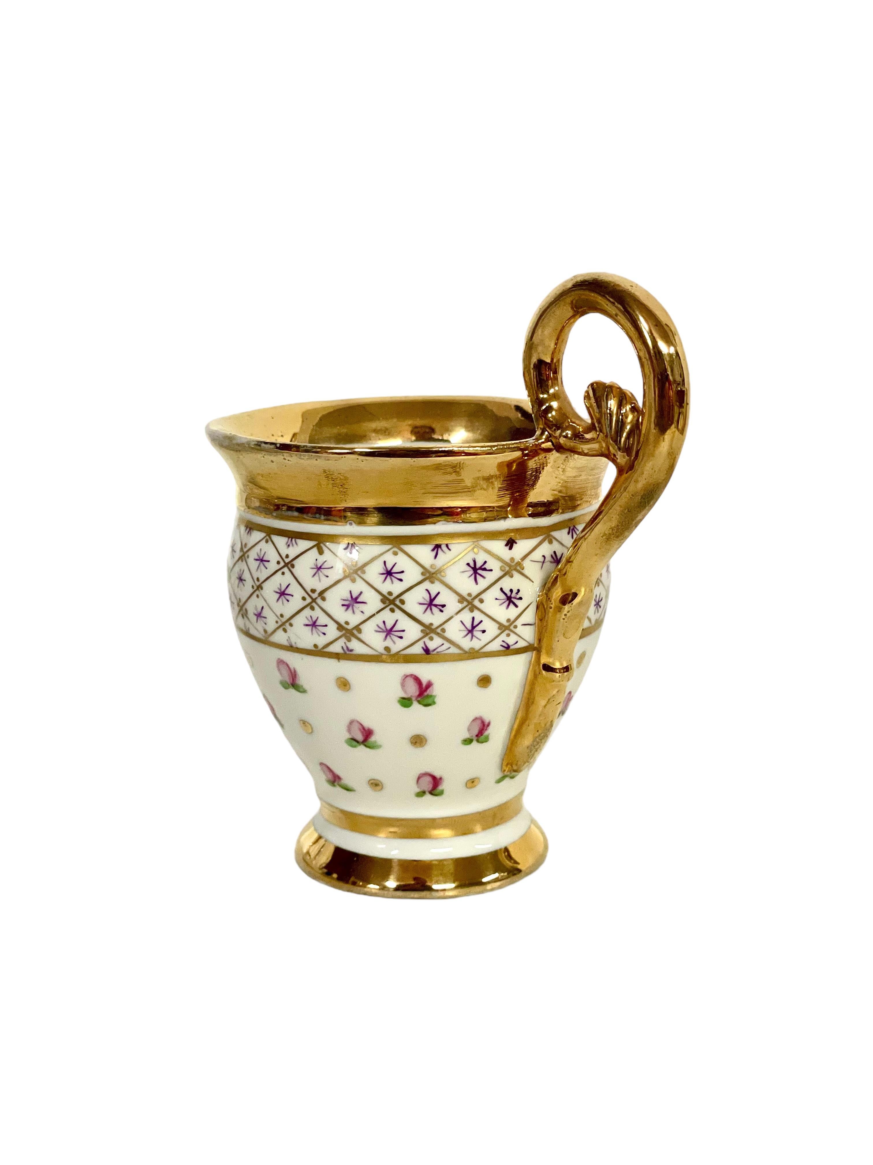 Antikes Paar vergoldete Pariser Porzellan-Couchtische und Untertassen im Angebot 2