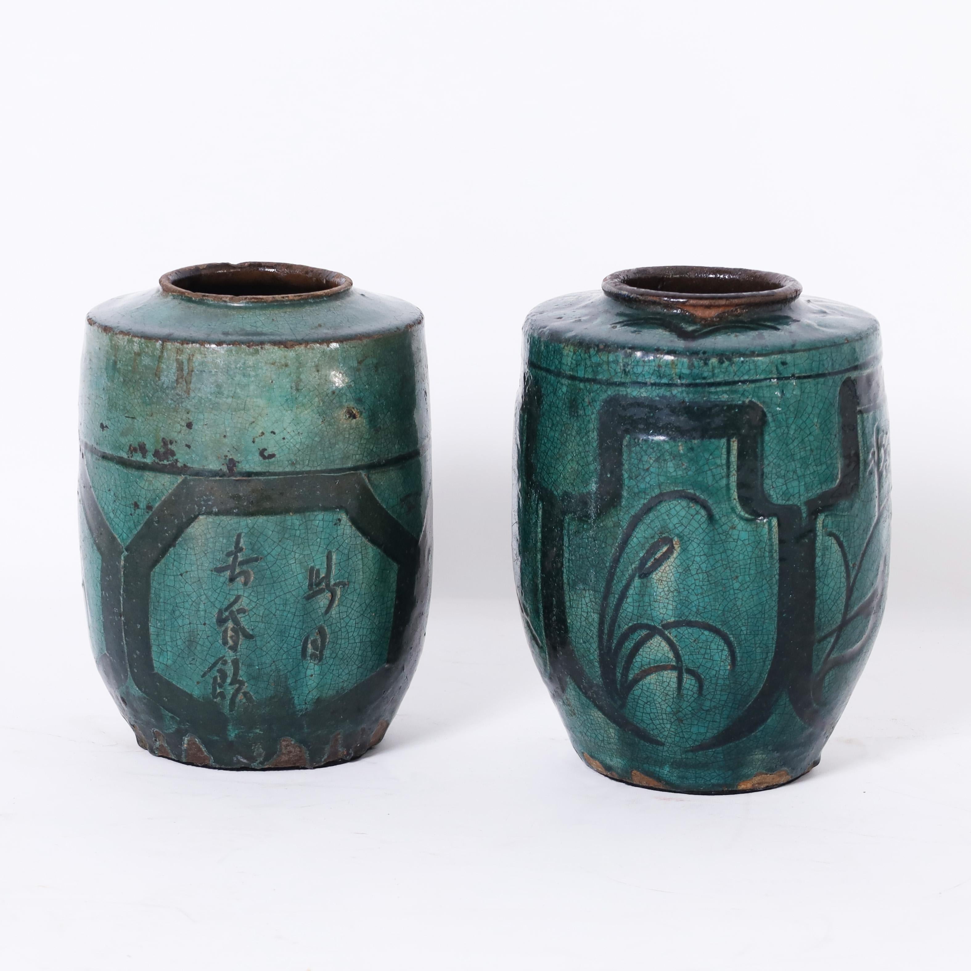 Mauresque Ancienne paire de vases persans en terre cuite émaillée en vente