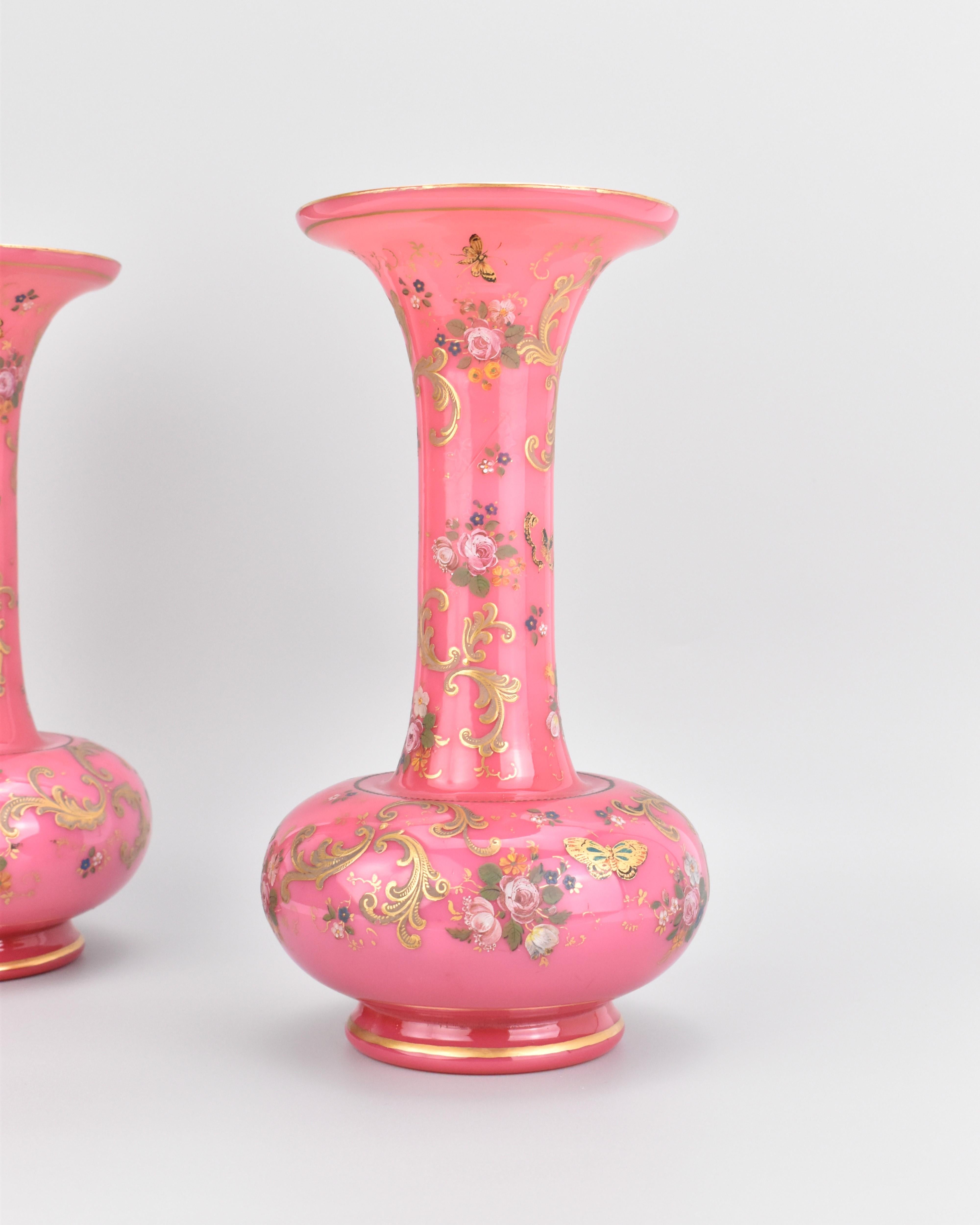 Smaltato Antica coppia di vasi in galss smaltati opalini rosa, XIX secolo in vendita