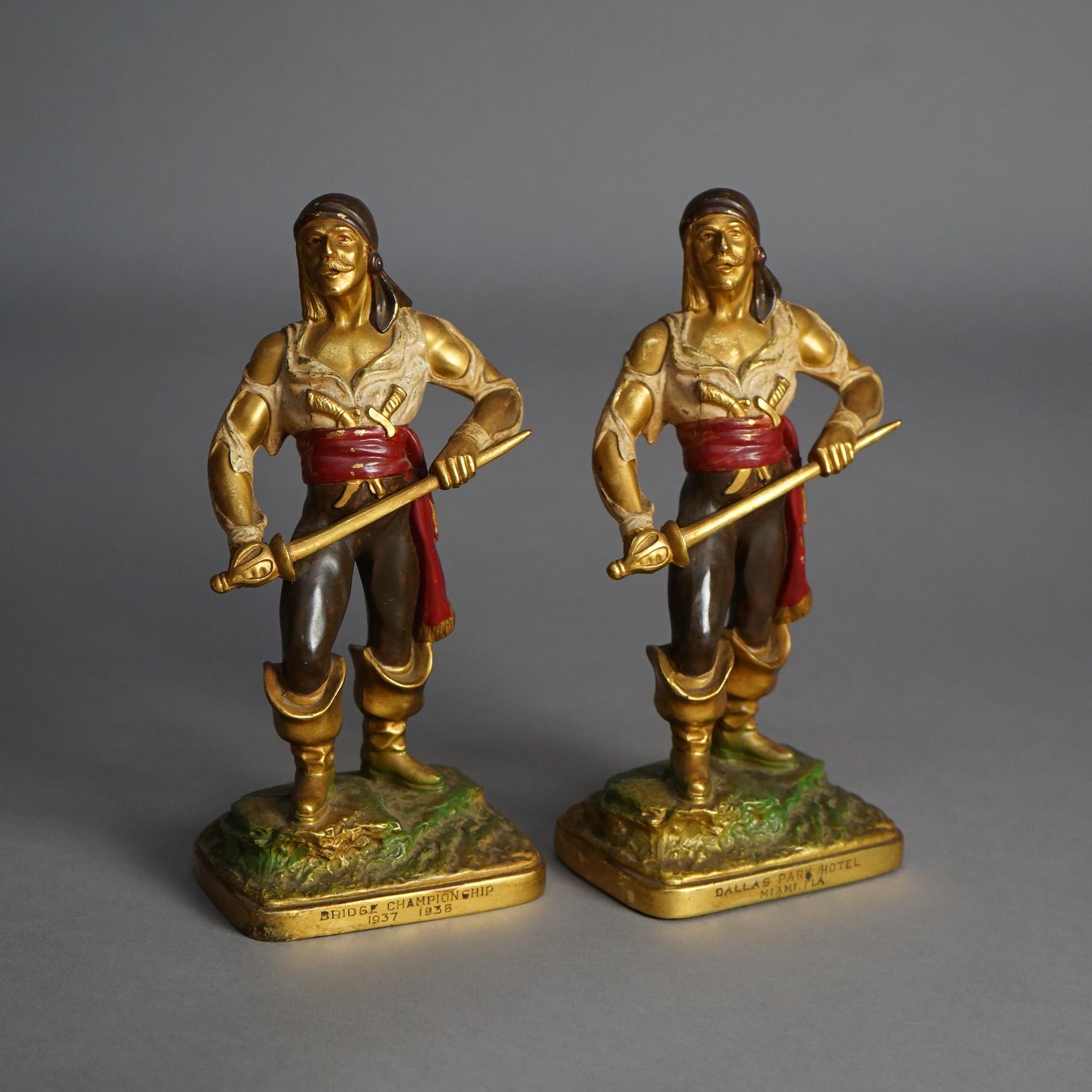 Antikes Paar polychromer und bronzierter Piratefiguren aus gegossenem Metallguss, um 1930 (Bronziert) im Angebot