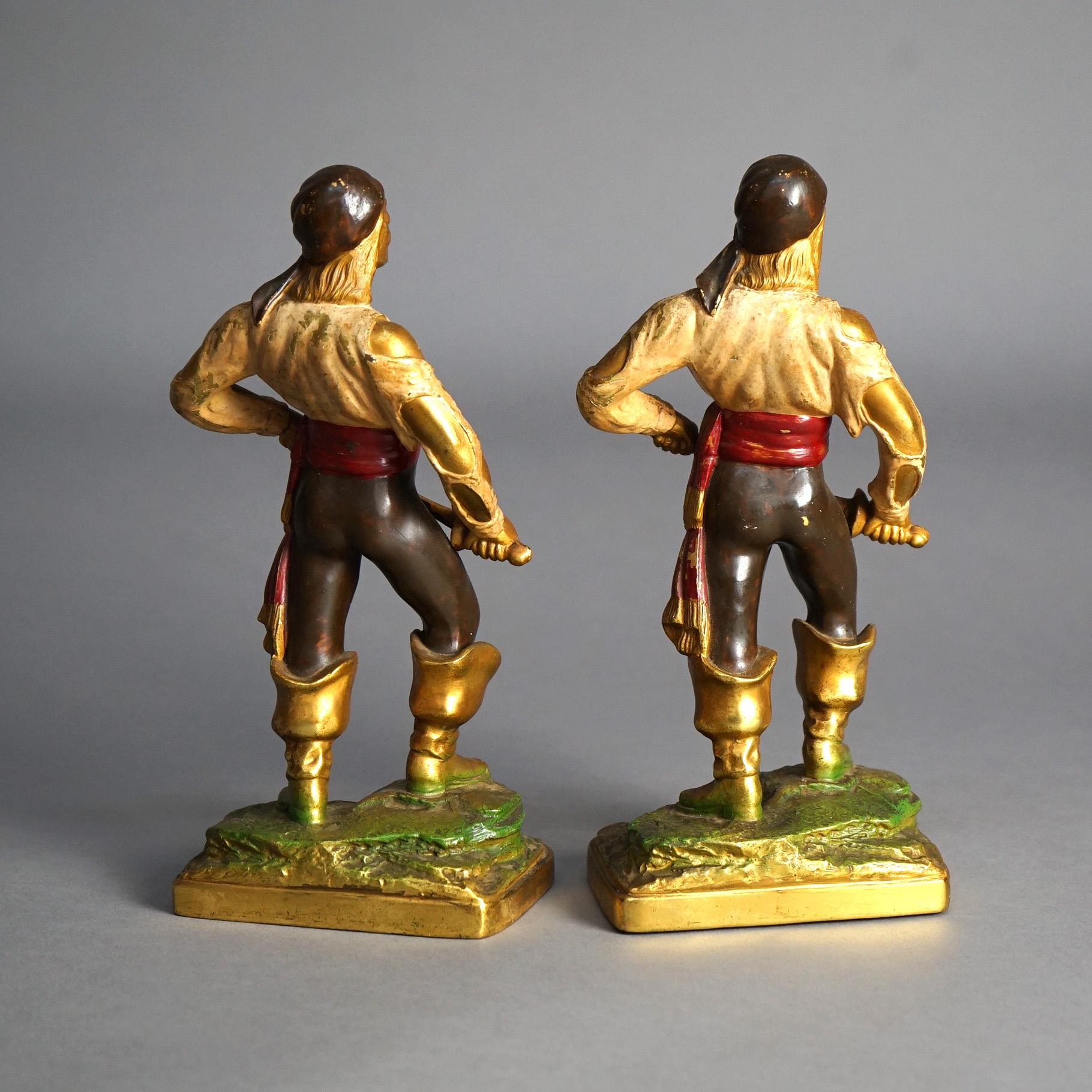 Antikes Paar polychromer und bronzierter Piratefiguren aus gegossenem Metallguss, um 1930 im Angebot 1