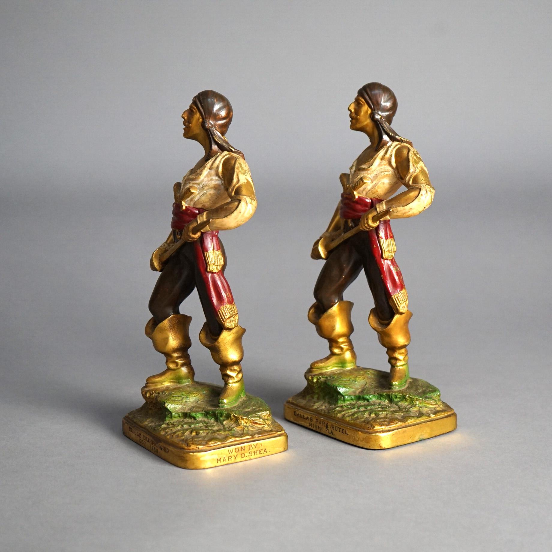Antikes Paar polychromer und bronzierter Piratefiguren aus gegossenem Metallguss, um 1930 im Angebot 3