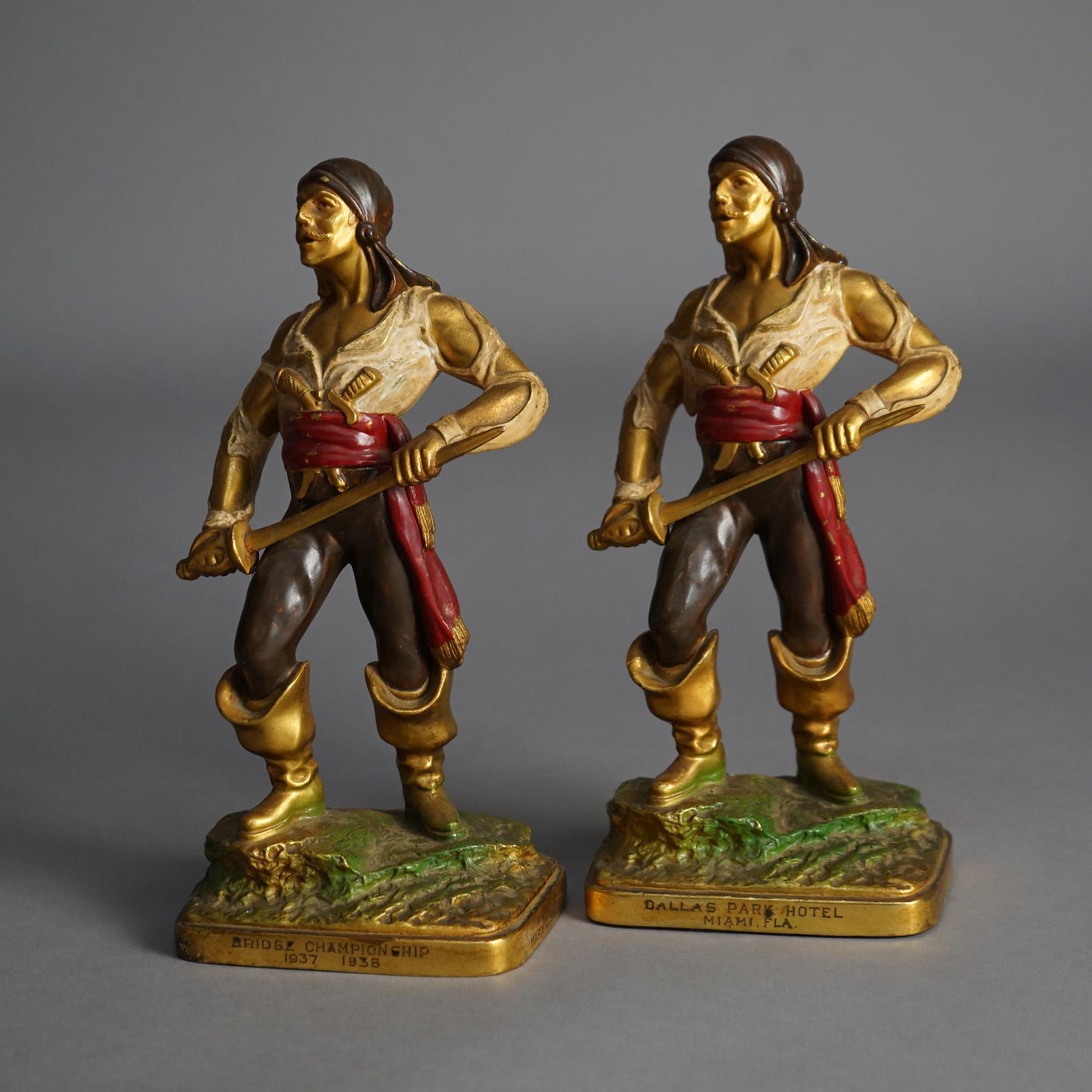 Antikes Paar polychromer und bronzierter Piratefiguren aus gegossenem Metallguss, um 1930 im Angebot 4