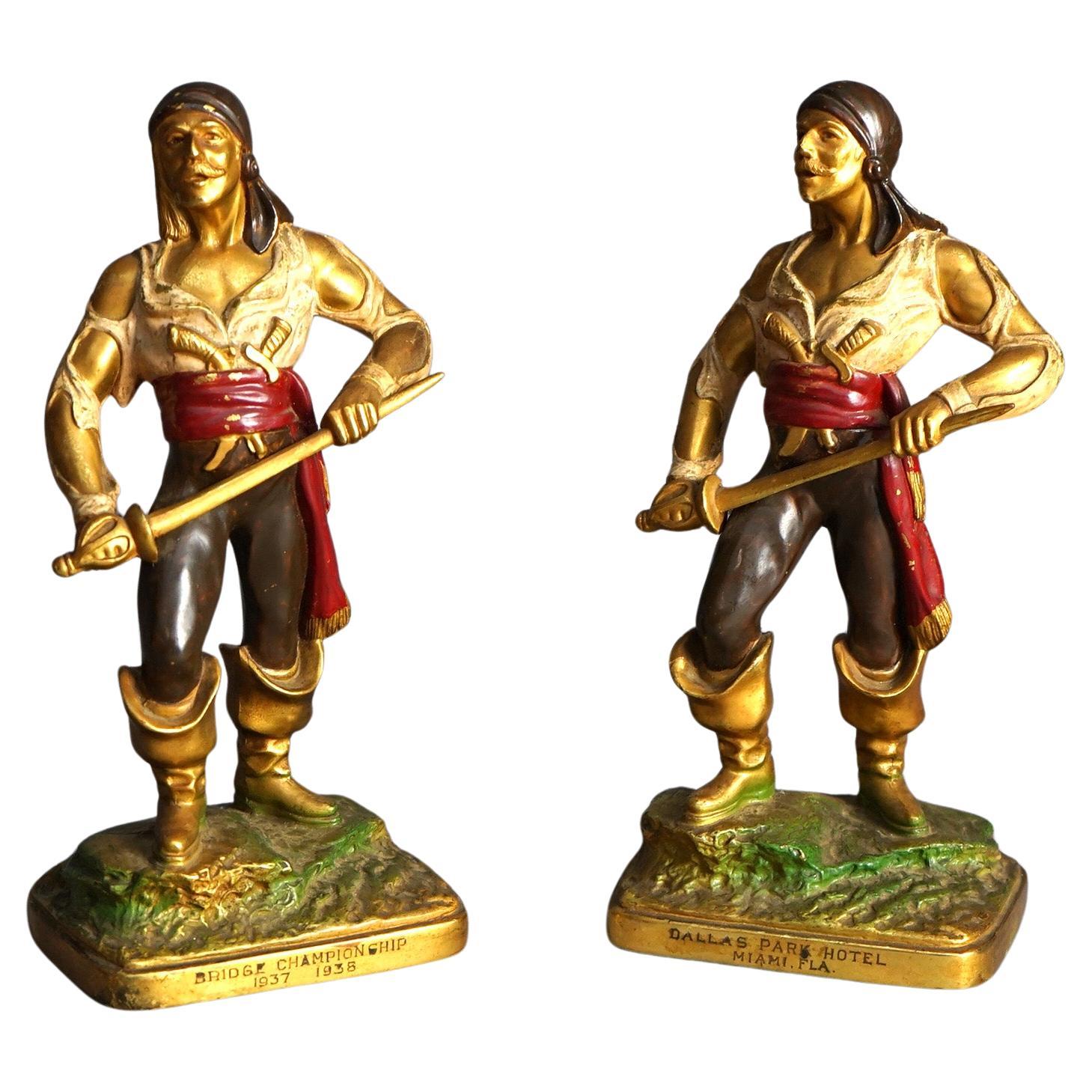 Antikes Paar polychromer und bronzierter Piratefiguren aus gegossenem Metallguss, um 1930