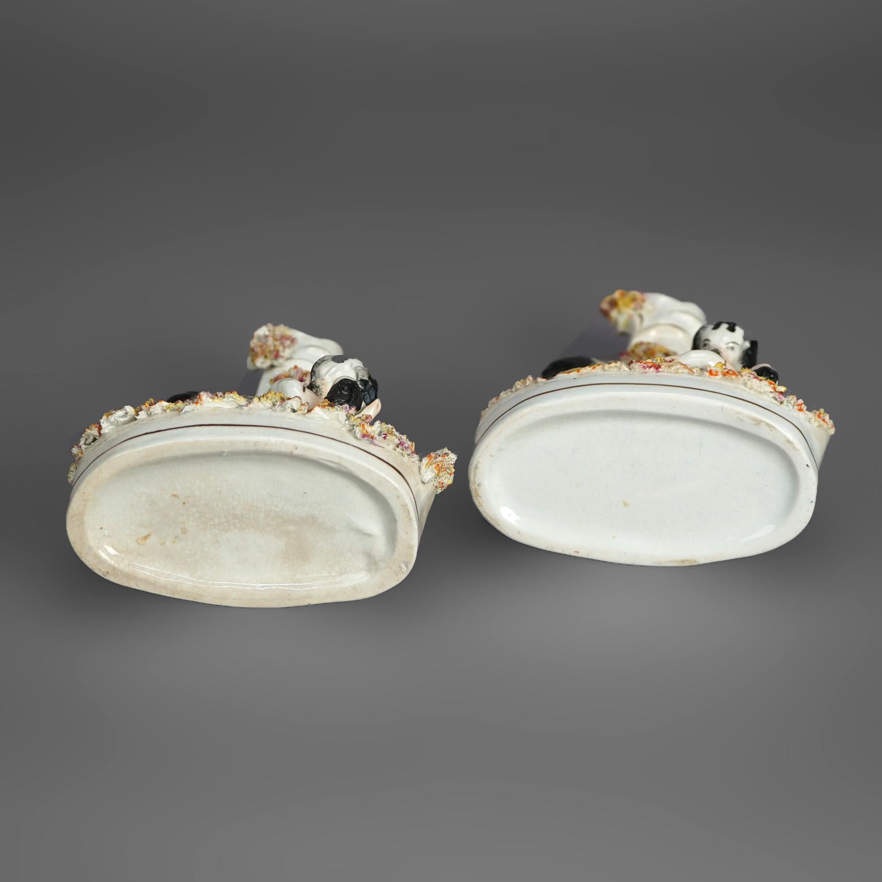 Paire de vases de déversement en porcelaine polychromée et dorée, enfant et chien, C1870 en vente 4