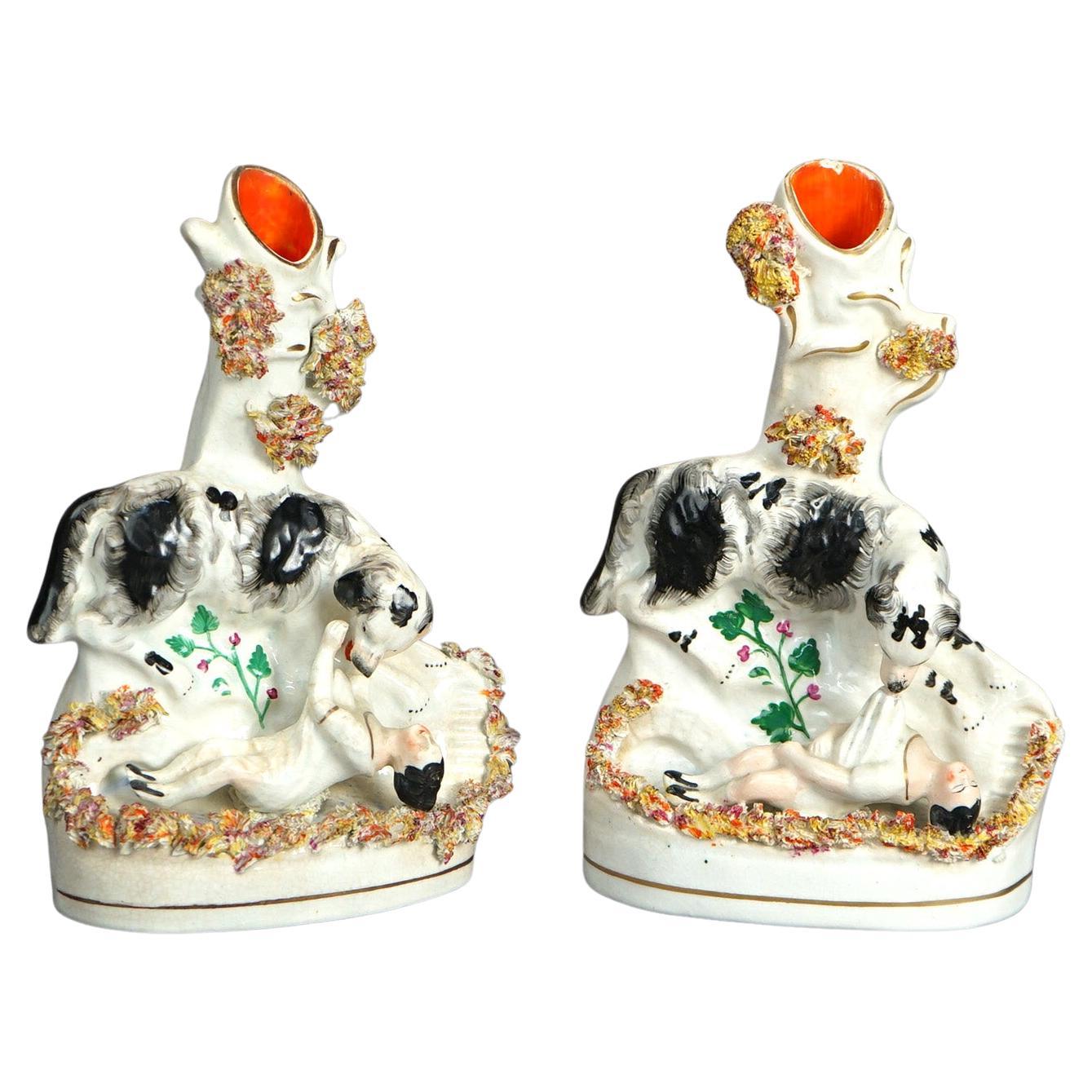 Paire de vases de déversement en porcelaine polychromée et dorée, enfant et chien, C1870 en vente