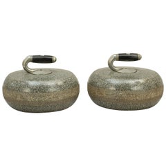 Paire ancienne de pierres de curling de présentation