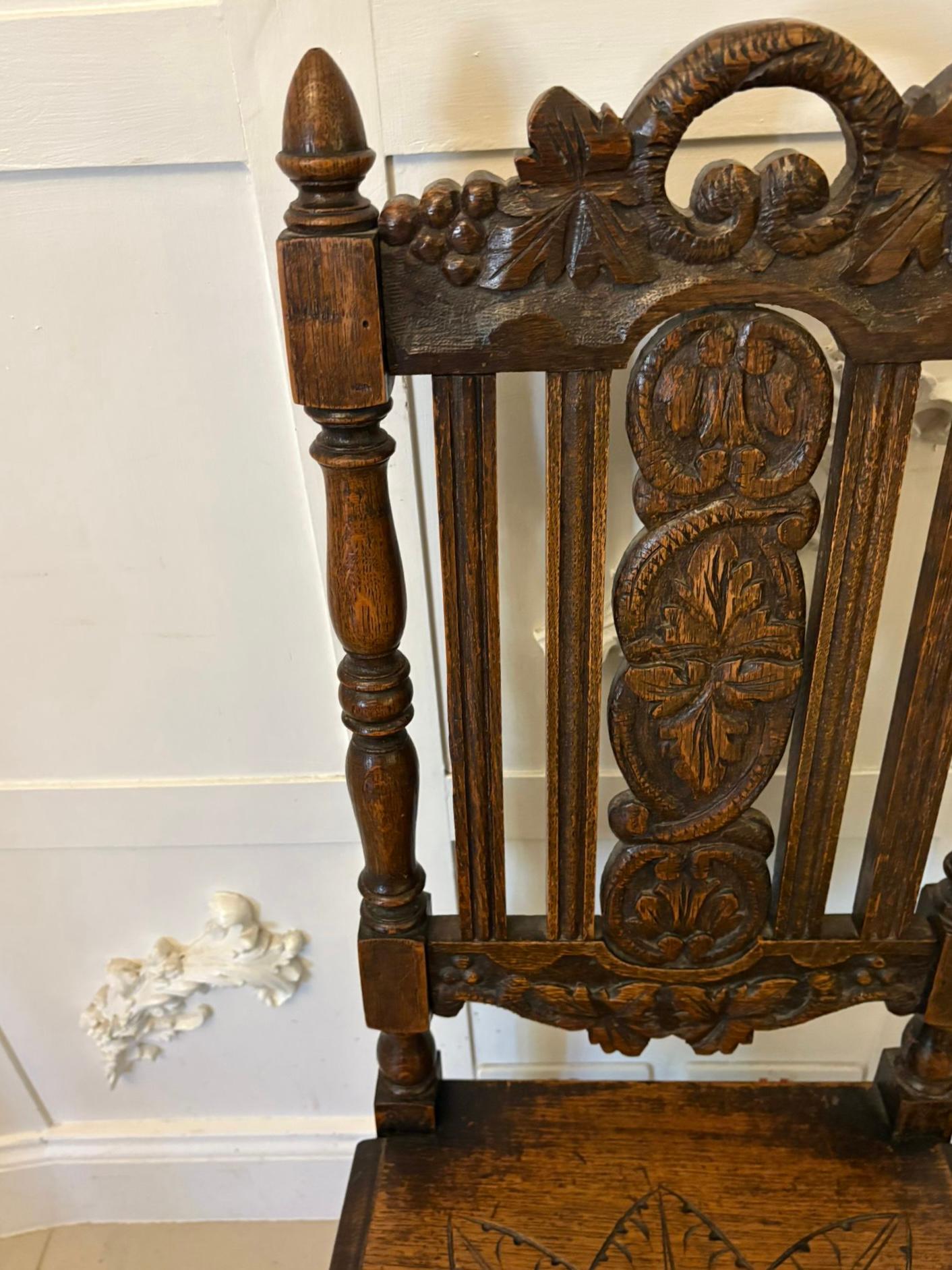 Ancienne paire de chaises d'appoint/de salon en Oak sculpté de qualité en vente 3