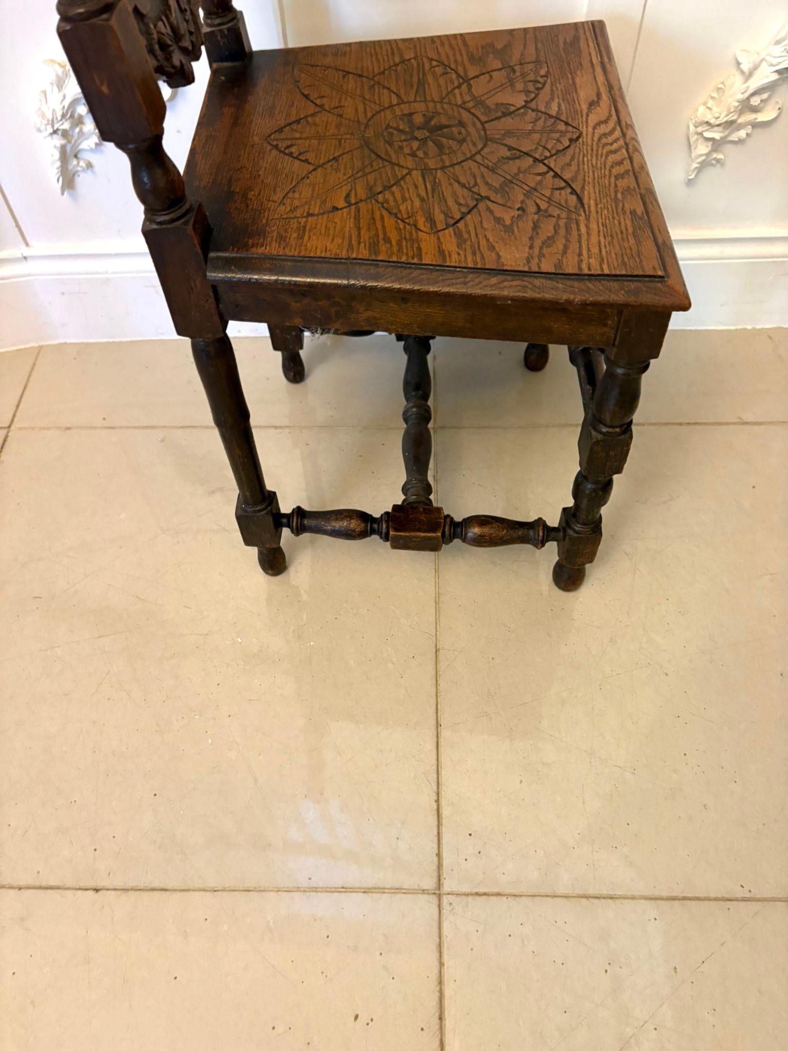 Anglais Ancienne paire de chaises d'appoint/de salon en Oak sculpté de qualité en vente