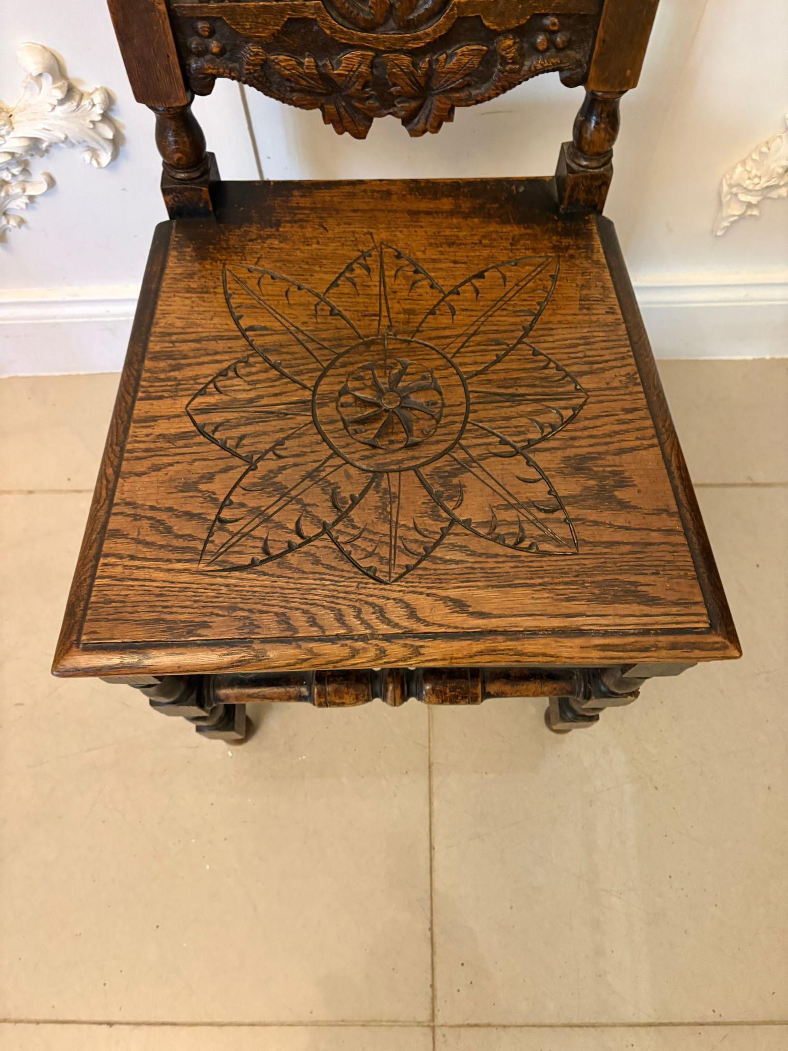 Chêne Ancienne paire de chaises d'appoint/de salon en Oak sculpté de qualité en vente