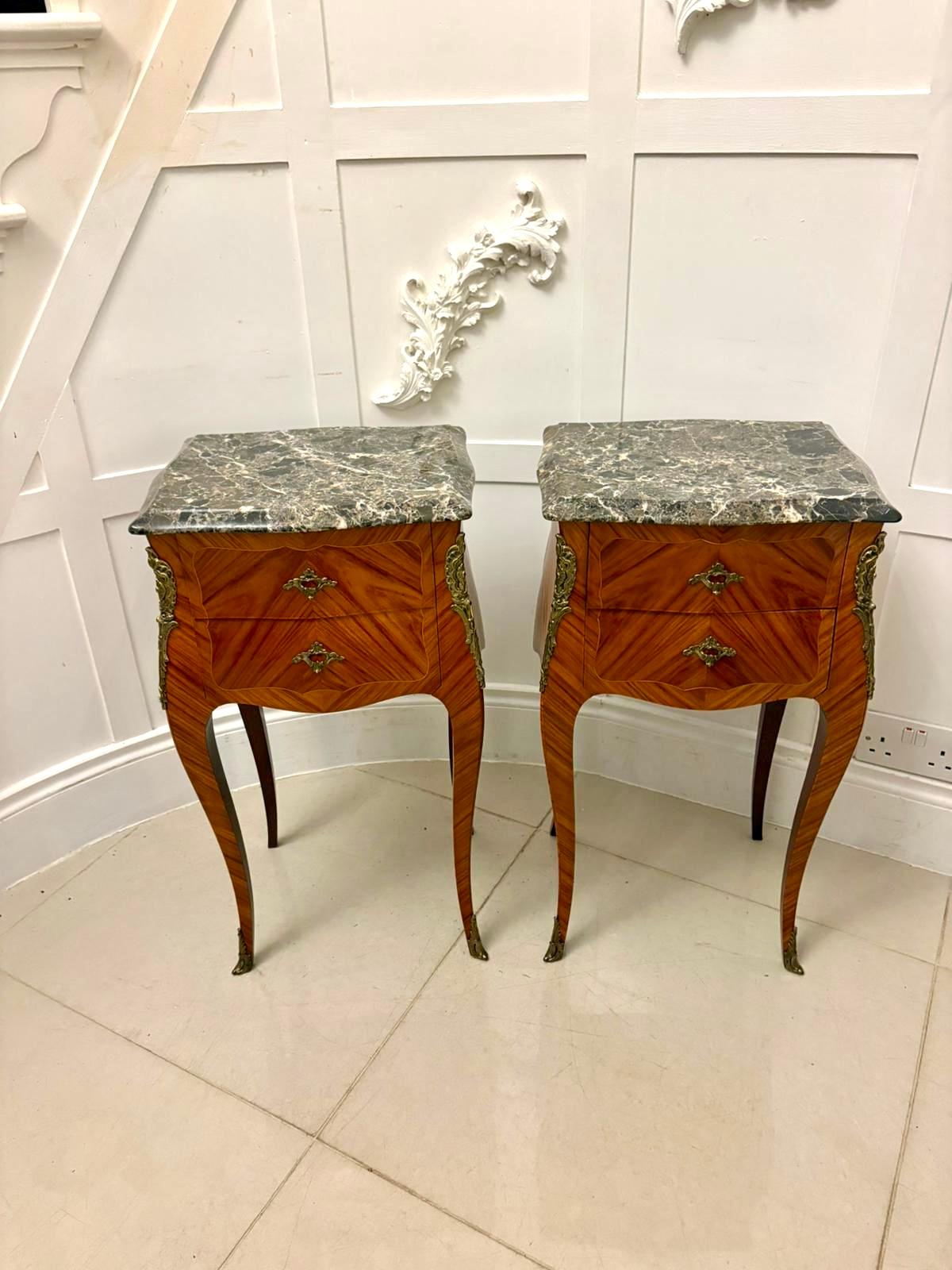 Coppia di comodini di qualità in stile Luigi XV francese con piano in marmo in vendita 4