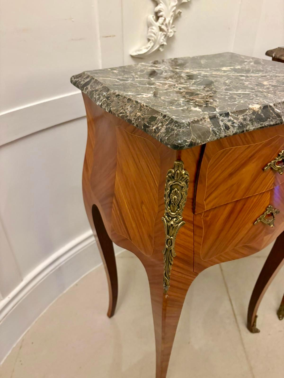 Coppia di comodini di qualità in stile Luigi XV francese con piano in marmo in vendita 7