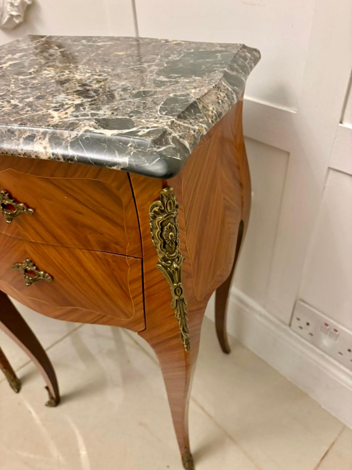 Francese Coppia di comodini di qualità in stile Luigi XV francese con piano in marmo in vendita