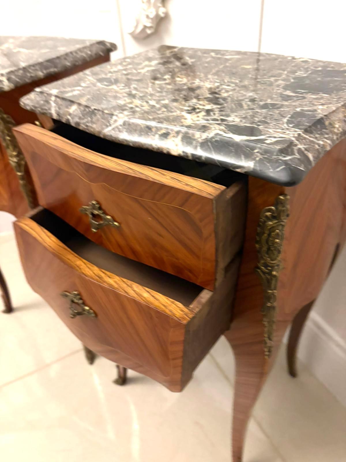 Intarsio Coppia di comodini di qualità in stile Luigi XV francese con piano in marmo in vendita